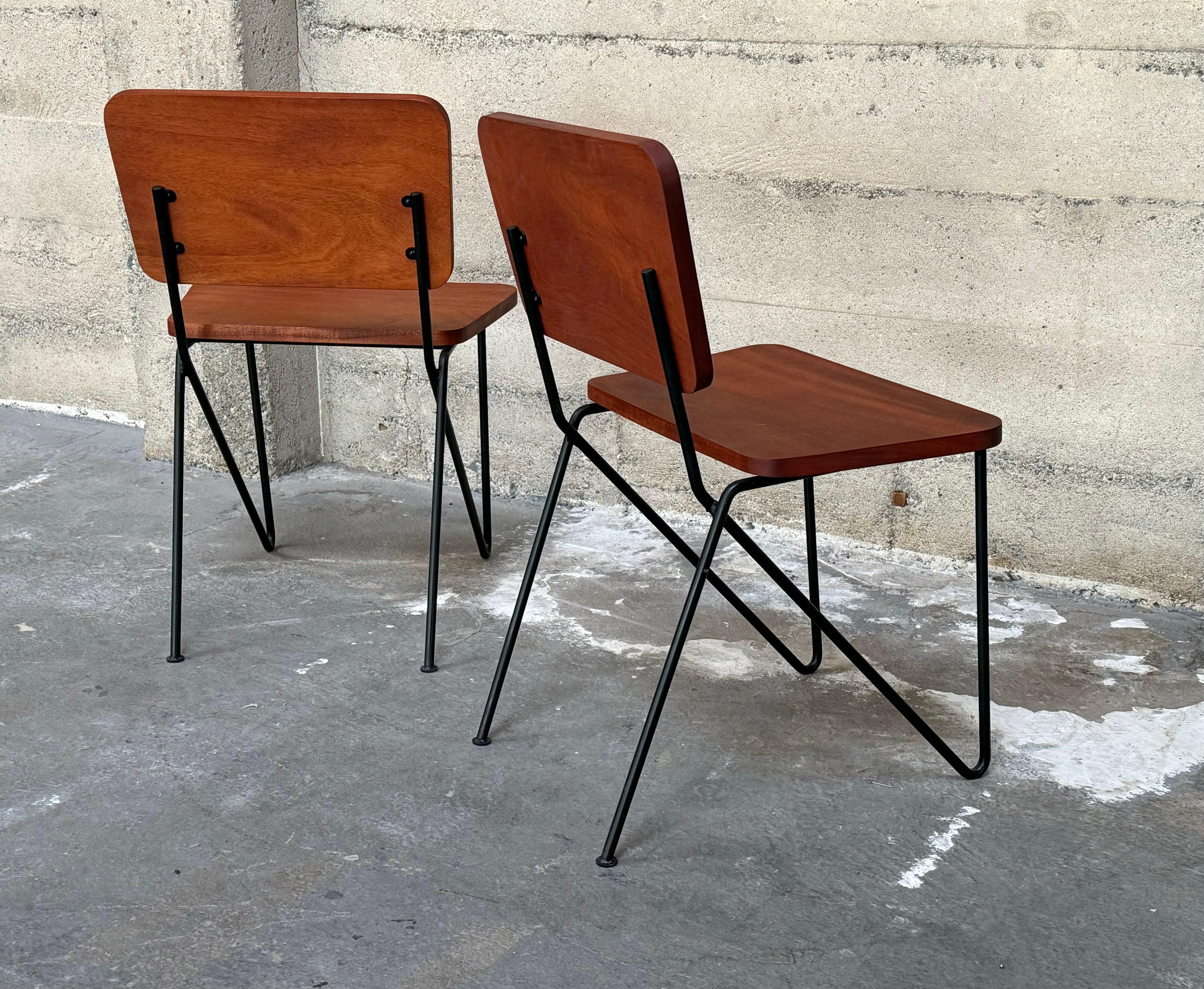 Ein Paar Beistellstühle aus Eisen und tropischem Hartholz im kalifornischen Design der 1950er Jahre im Angebot 2
