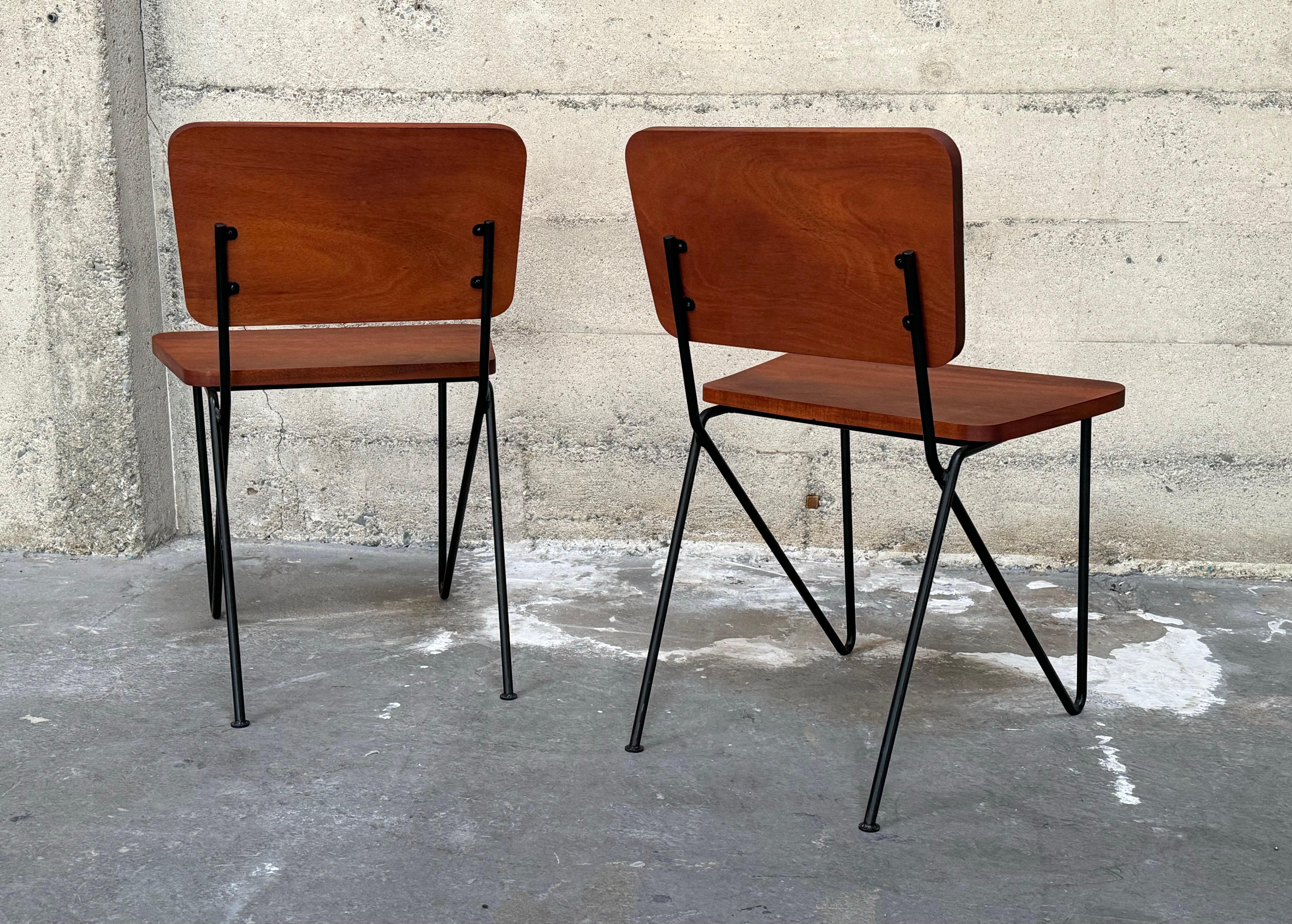 Ein Paar Beistellstühle aus Eisen und tropischem Hartholz im kalifornischen Design der 1950er Jahre im Angebot 3