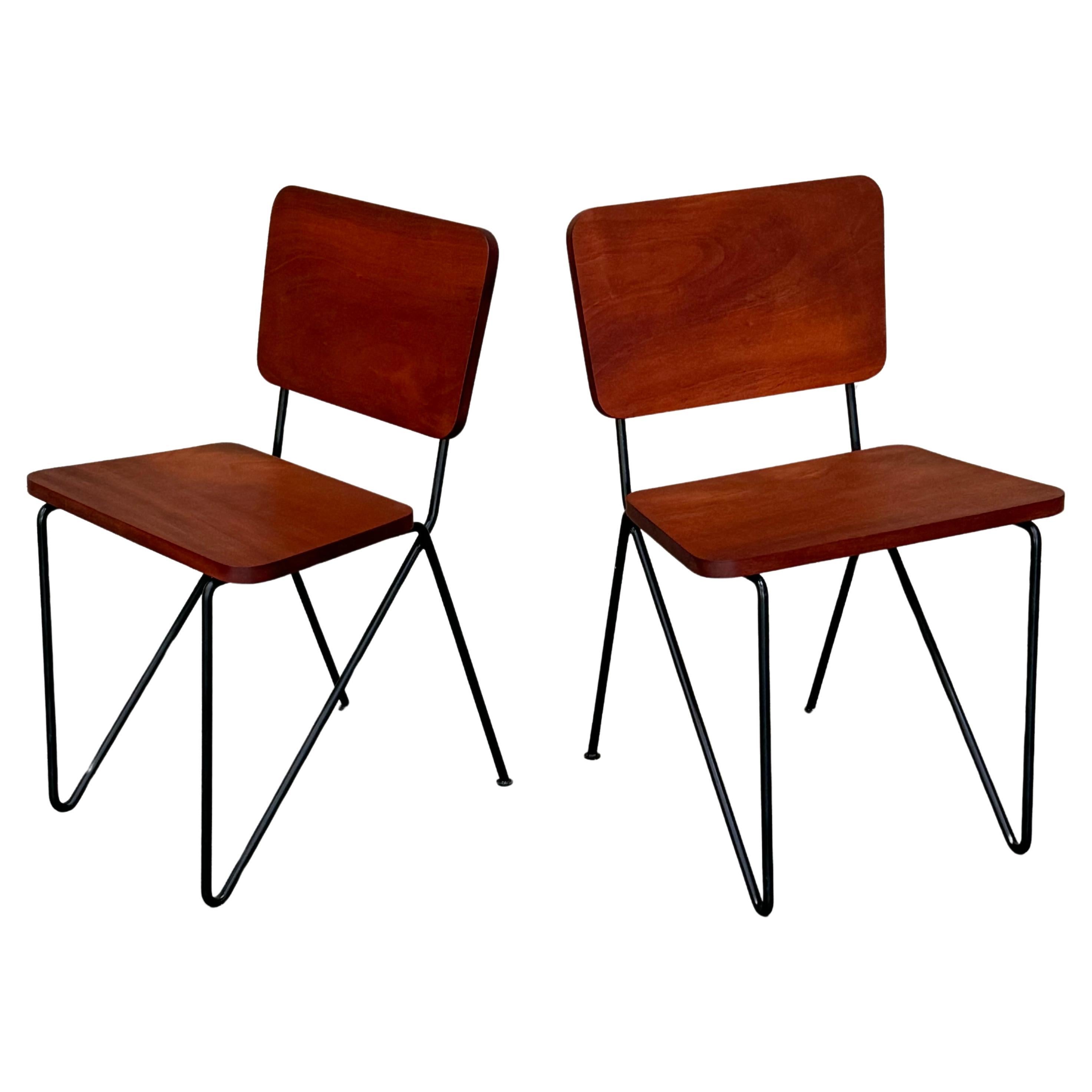 Paire de chaises d'appoint en fer et bois dur tropical de style californien des années 1950
