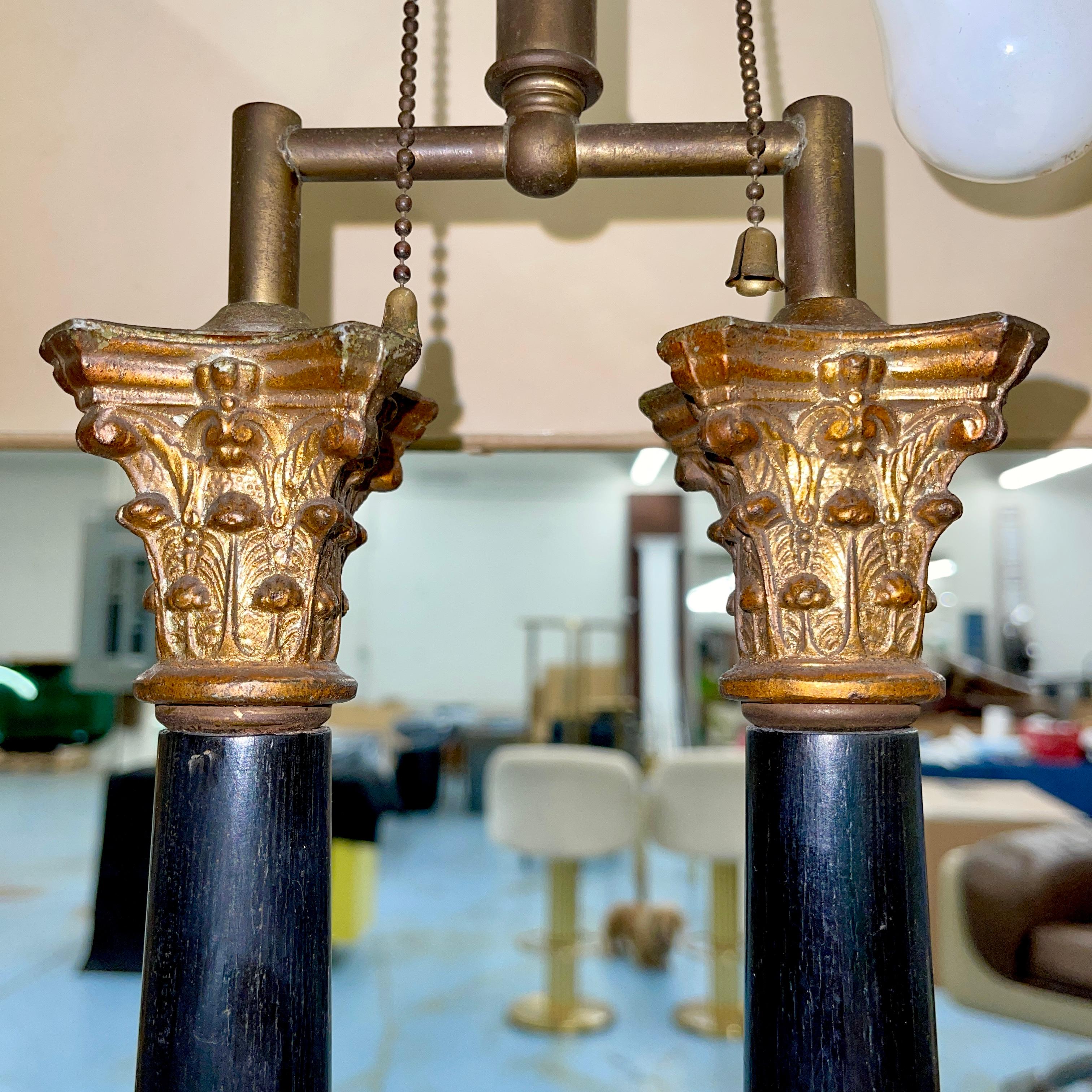 Paire de lampes de campagne classiques à double colonne des années 1950 avec abat-jours embellis en vente 7