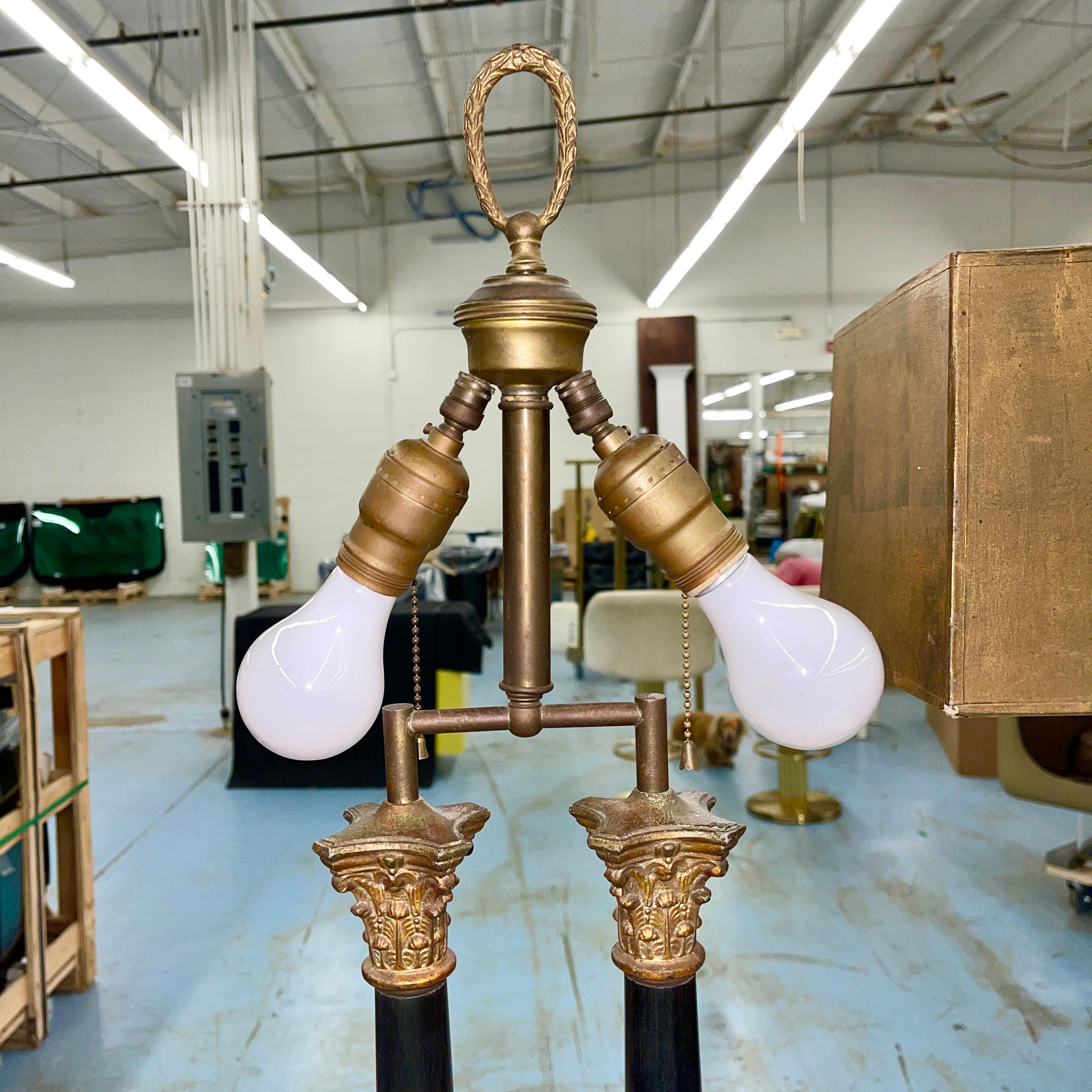 Paire de lampes de campagne classiques à double colonne des années 1950 avec abat-jours embellis en vente 8