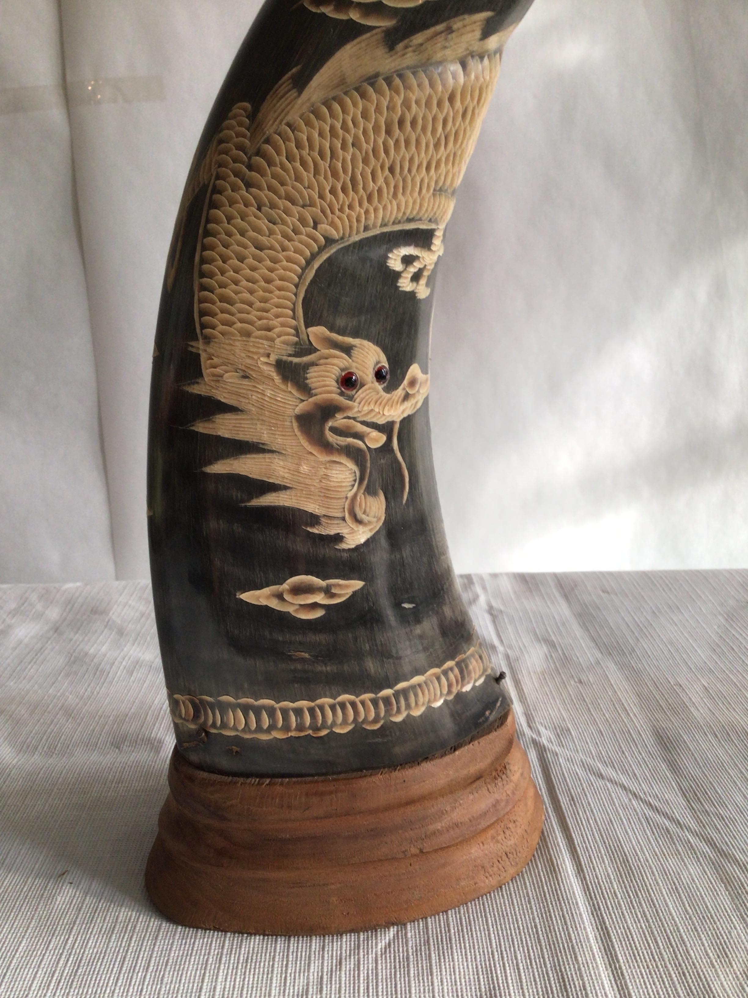 Paar geschnitzte Hörner aus den 1950er Jahren mit Drachenmotiv auf Holzsockel (Horn) im Angebot