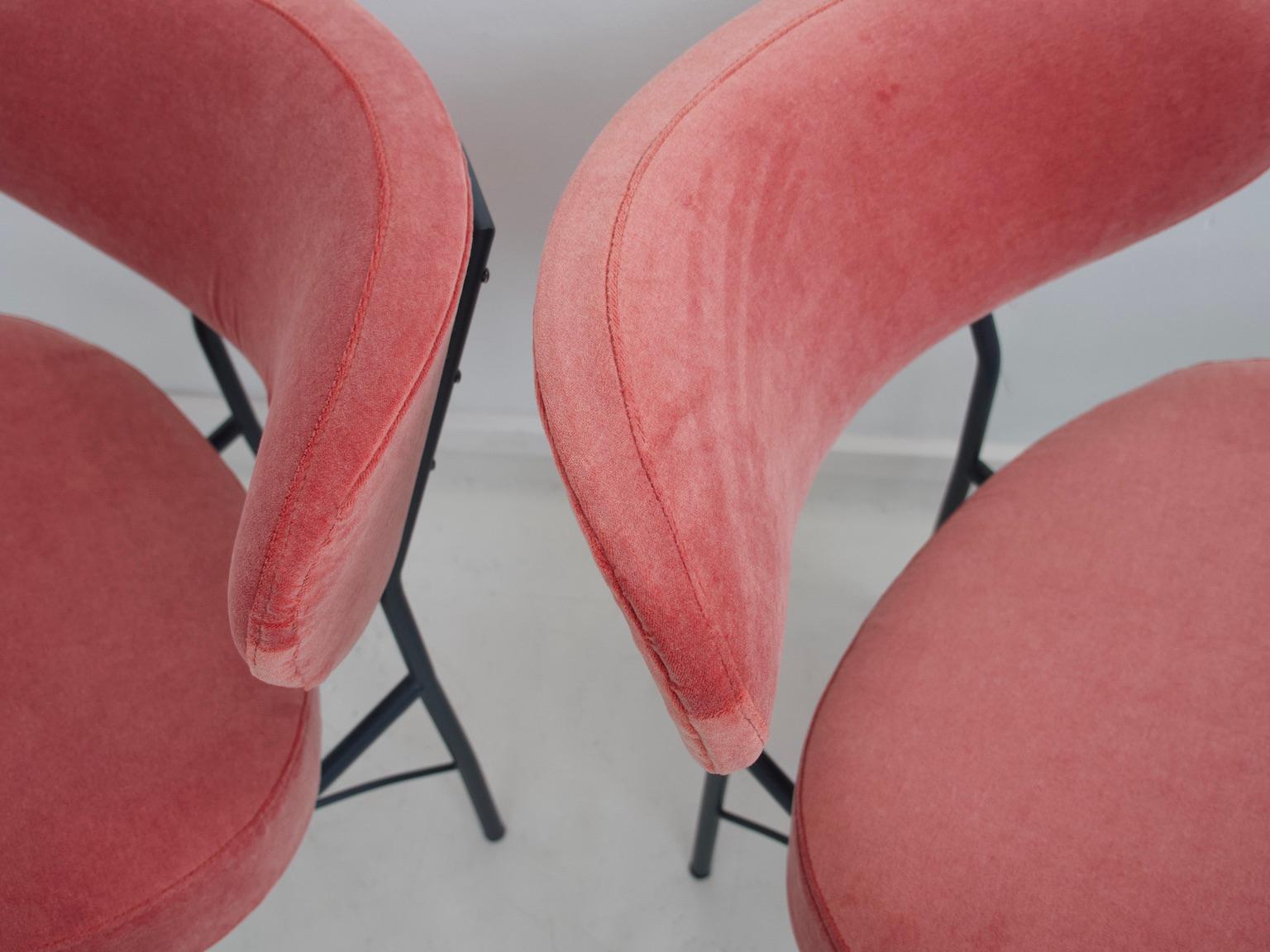 Pair of 1950s Chairs with Pink Velvet Upholstery and Metal Feet In Good Condition In Madrid, ES