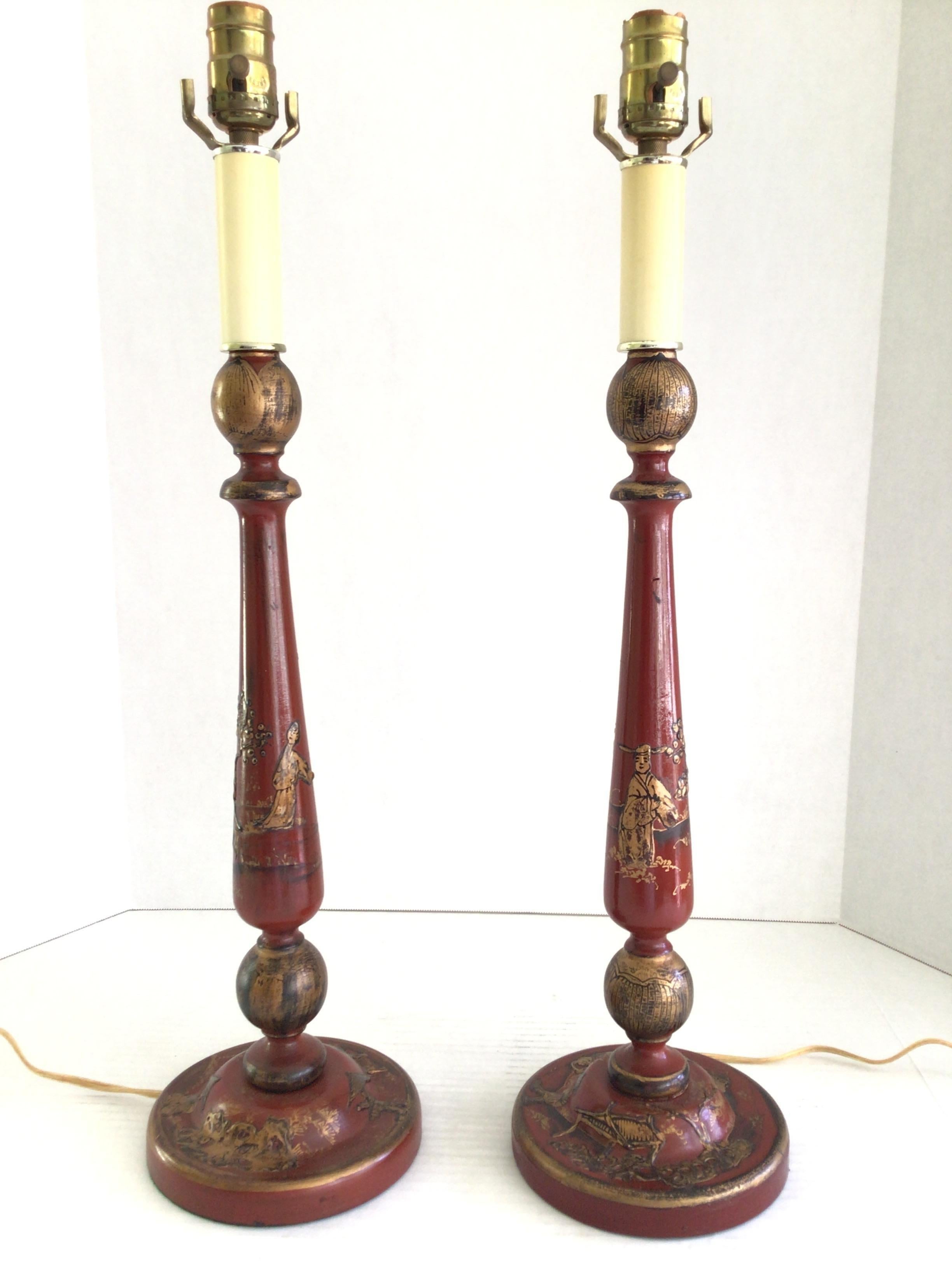 Paire de lampes de table ou de buffet Chinoiserie des années 1950
Fabriqué en bois avec une finition dorée
Figures chinoises sculptées en relief
Hauteur au sommet de la prise

Le câblage doit être refait