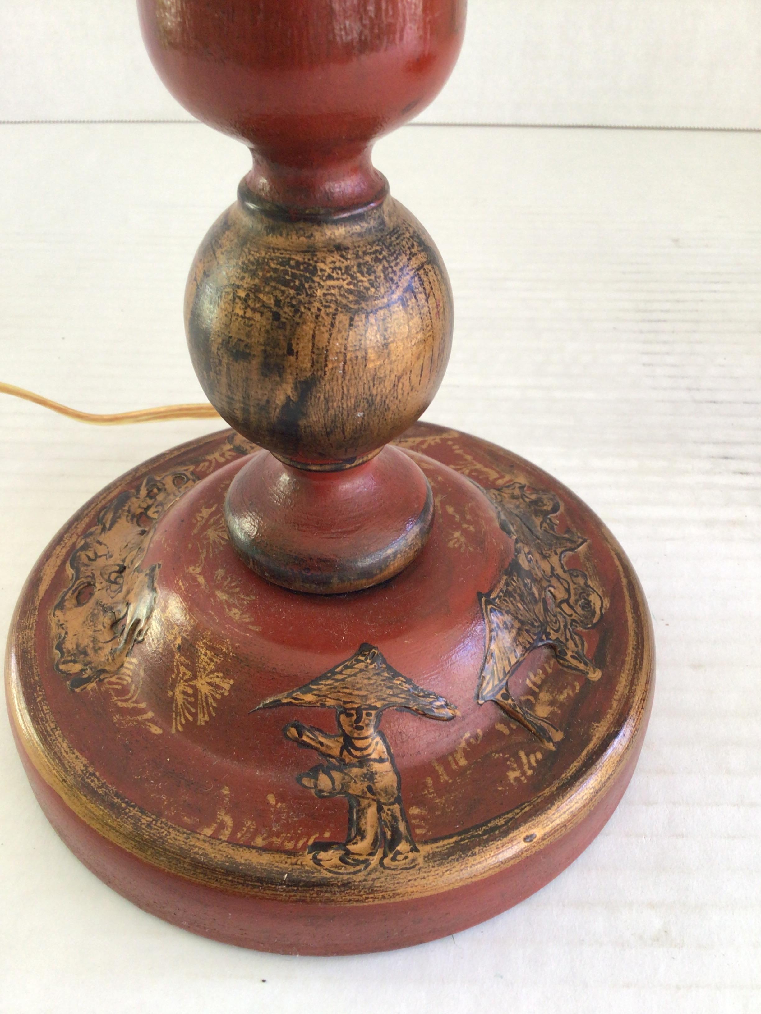 Bois Paire de lampes de table à chandelier Chinoiserie des années 1950 en vente