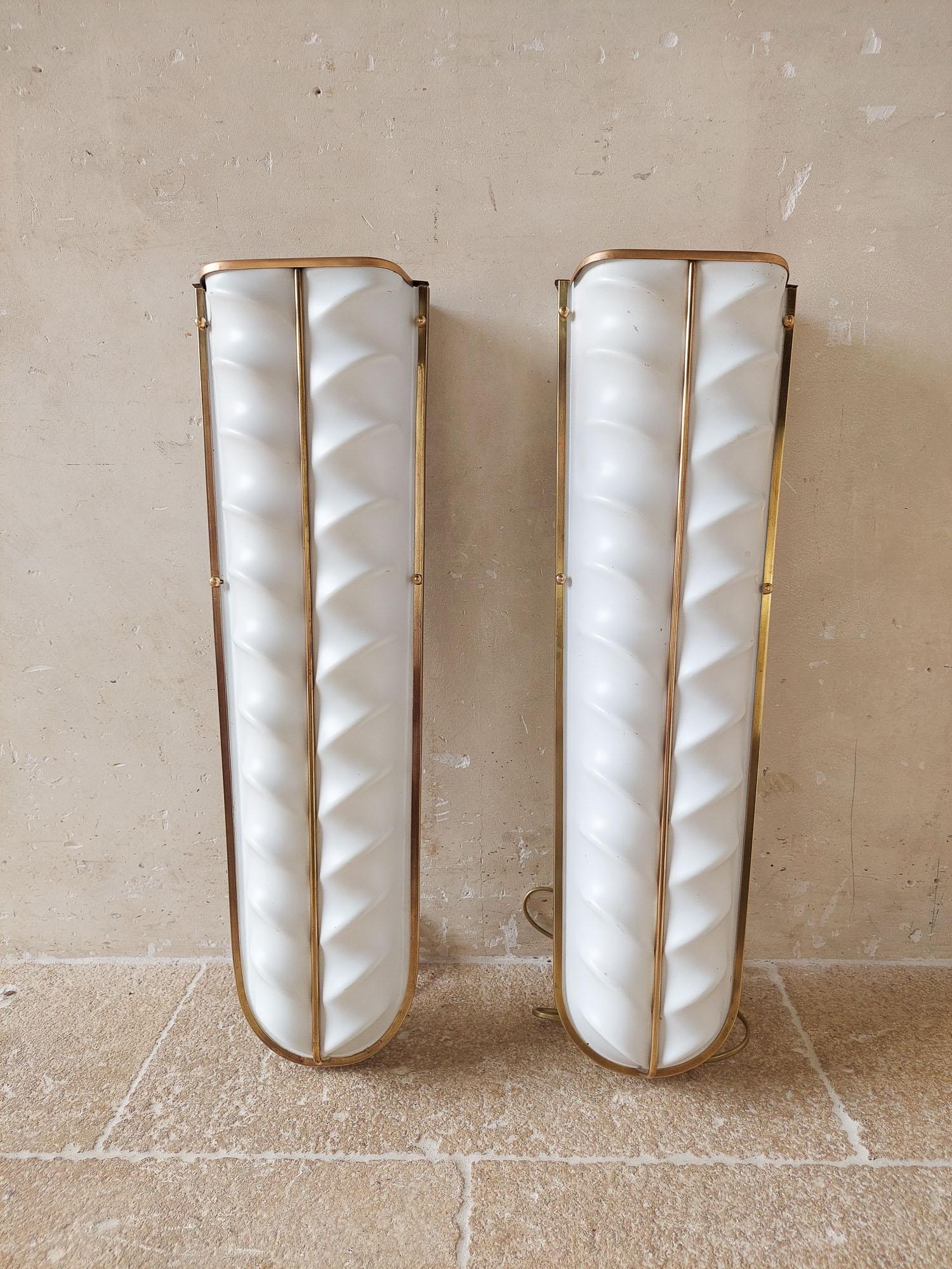 Pair of 1950s cinema or theater wall lamps, sconces made of brass and celluloid. Unique vintage wall lights in Art Deco meets Rockabilly style.

h 69 x w 21 x d 12 cm