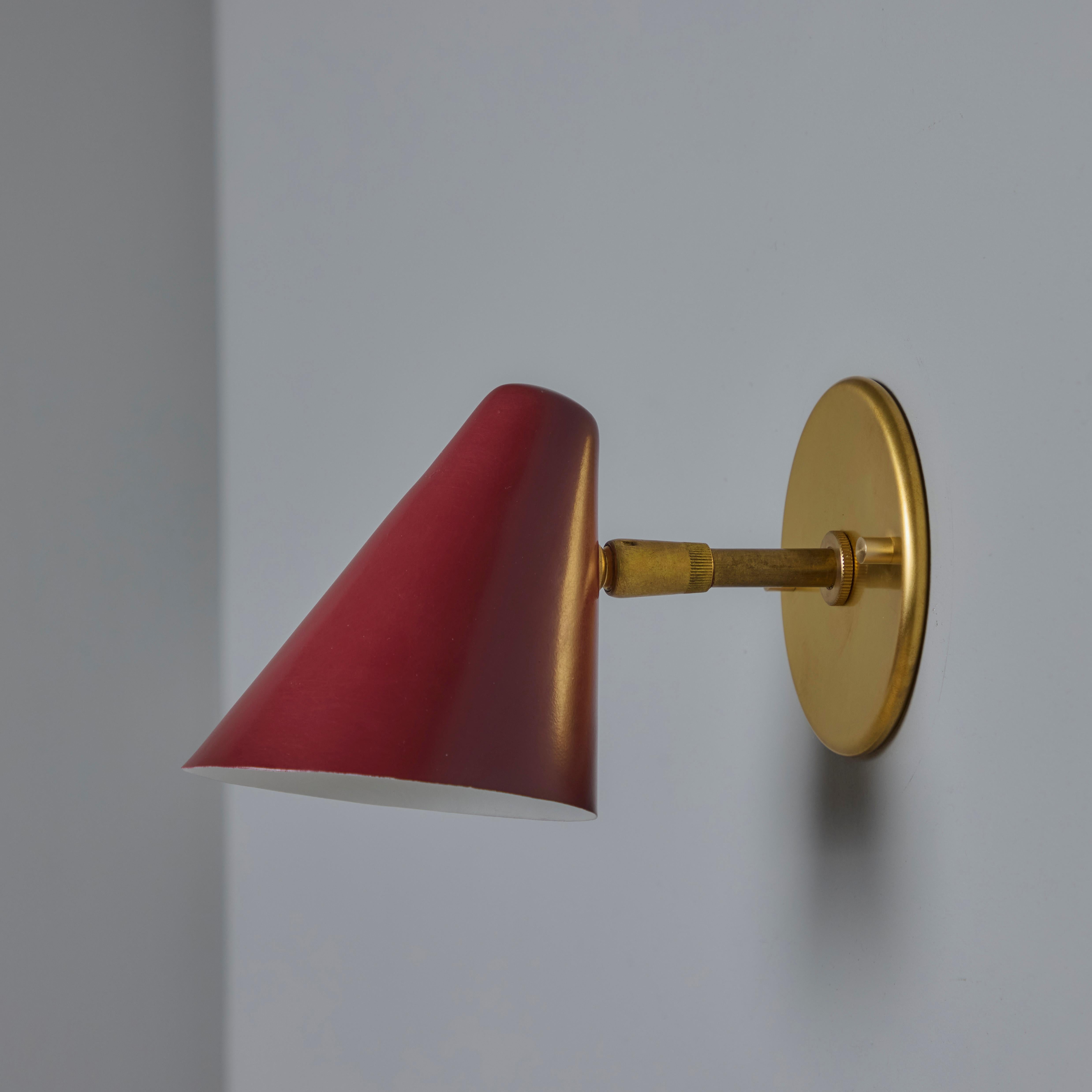 Coppia di lampade coniche in metallo rosso e ottone degli anni '50 di Gino Sarfatti for Arteluce in vendita 2