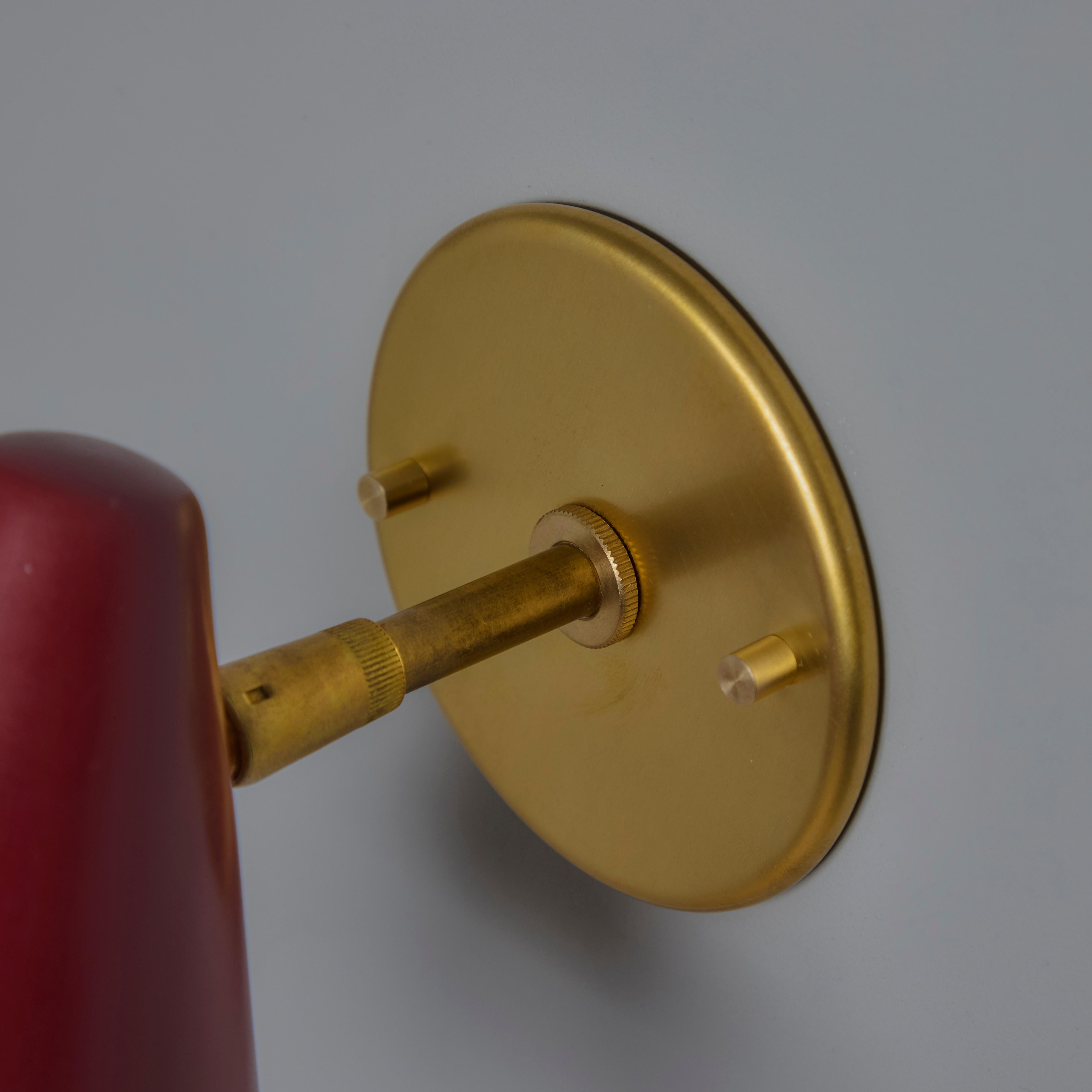 Coppia di lampade coniche in metallo rosso e ottone degli anni '50 di Gino Sarfatti for Arteluce in vendita 3