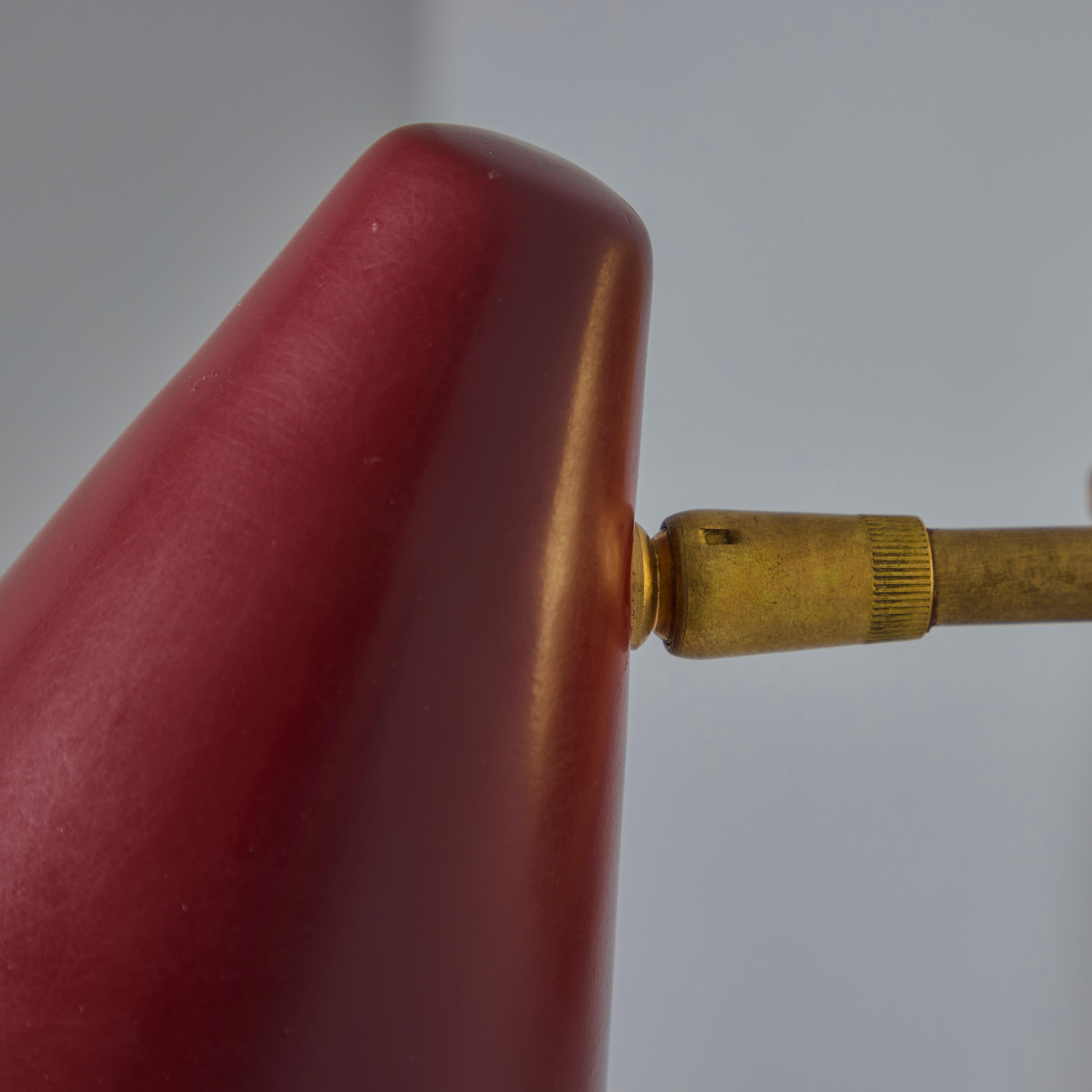 Coppia di lampade coniche in metallo rosso e ottone degli anni '50 di Gino Sarfatti for Arteluce in vendita 4