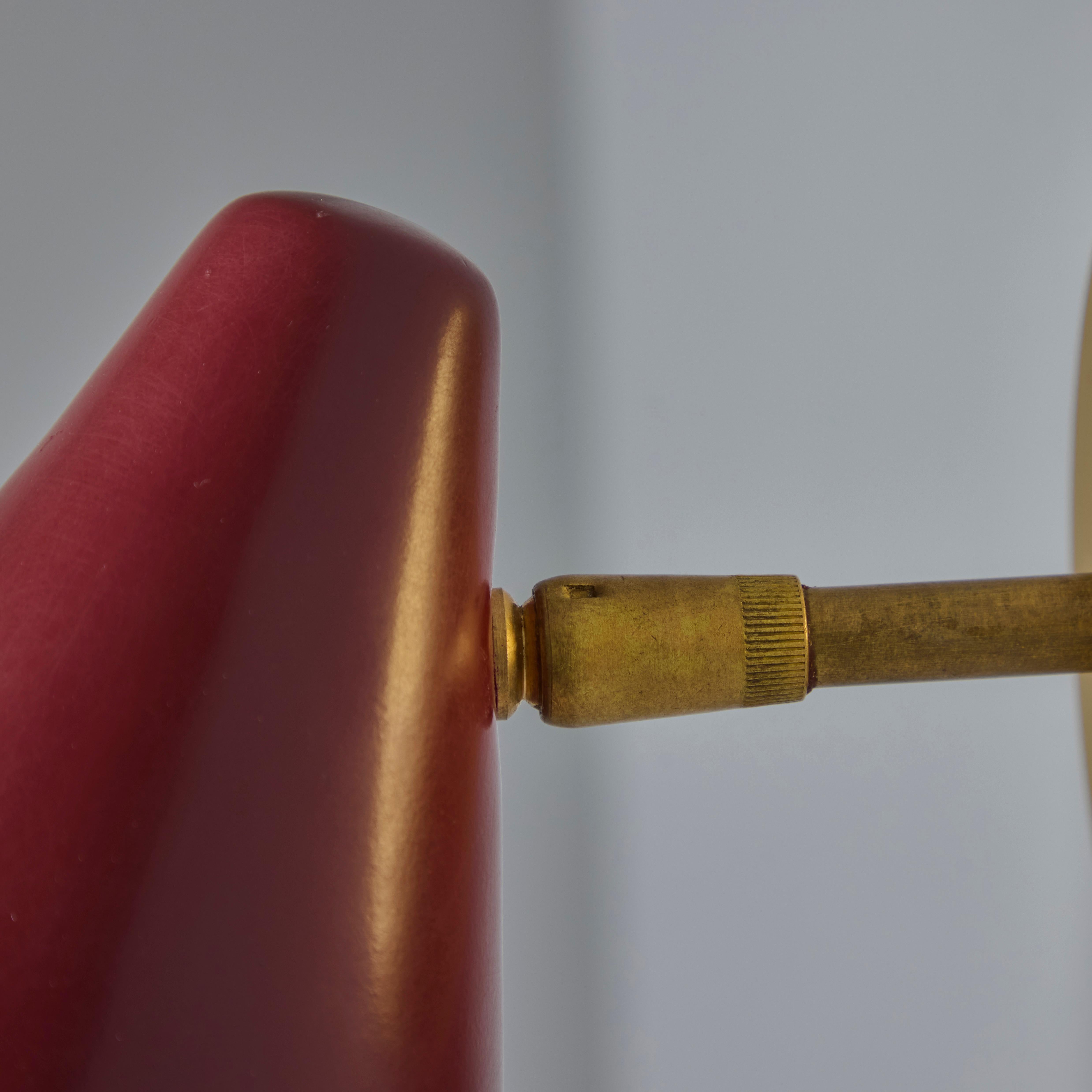 Coppia di lampade coniche in metallo rosso e ottone degli anni '50 di Gino Sarfatti for Arteluce in vendita 5
