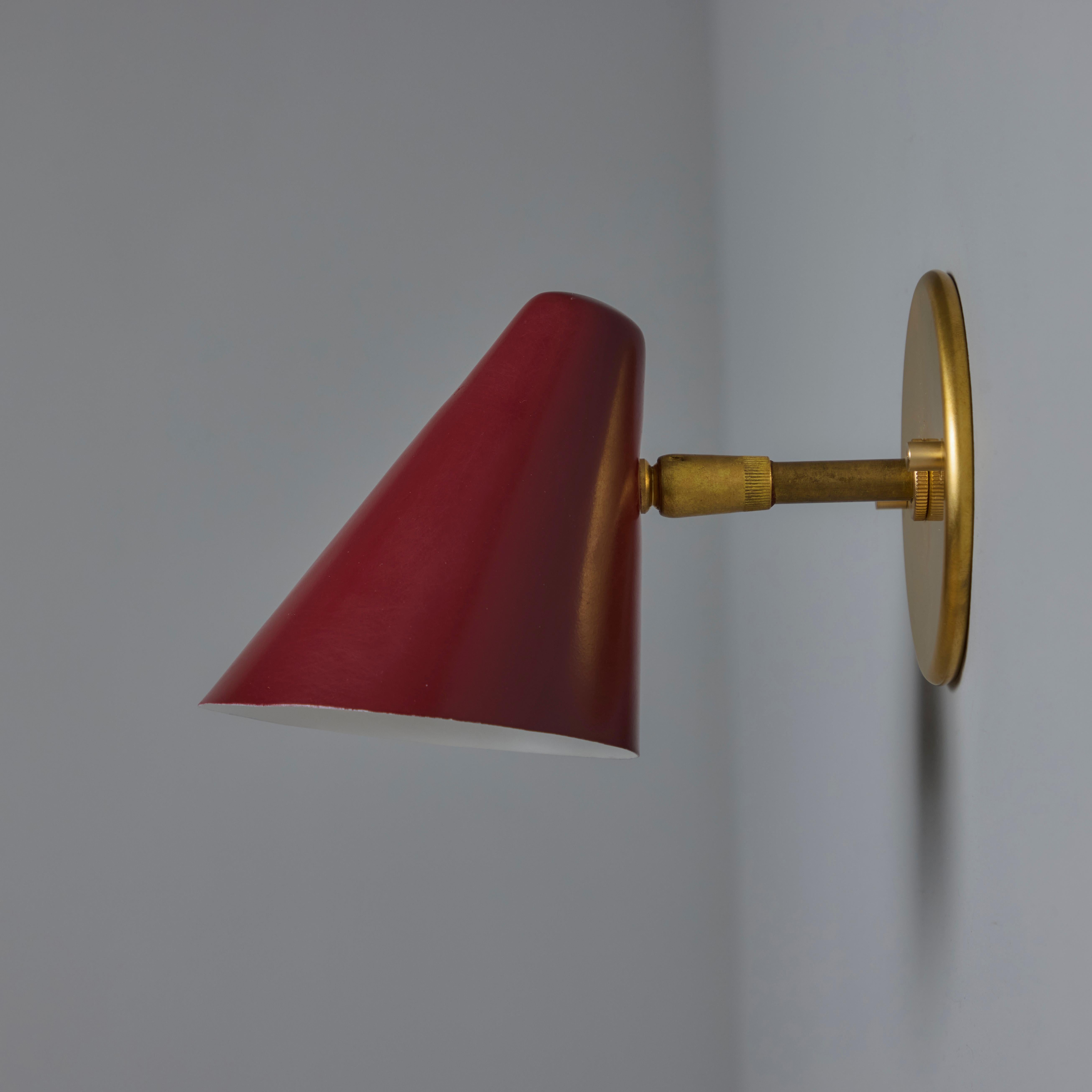 Coppia di lampade coniche in metallo rosso e ottone degli anni '50 di Gino Sarfatti for Arteluce in vendita 7