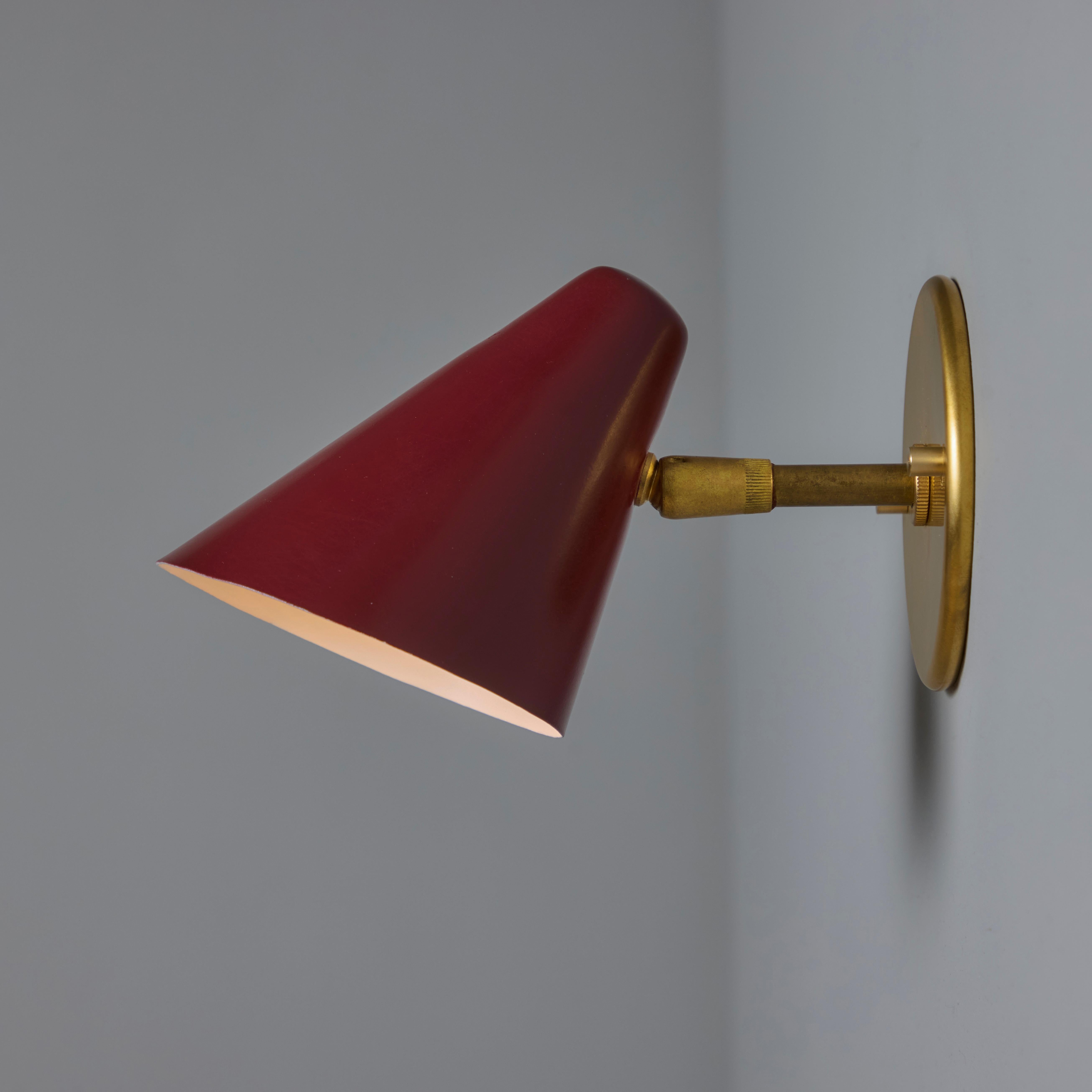 Coppia di lampade coniche in metallo rosso e ottone degli anni '50 di Gino Sarfatti for Arteluce in vendita 9