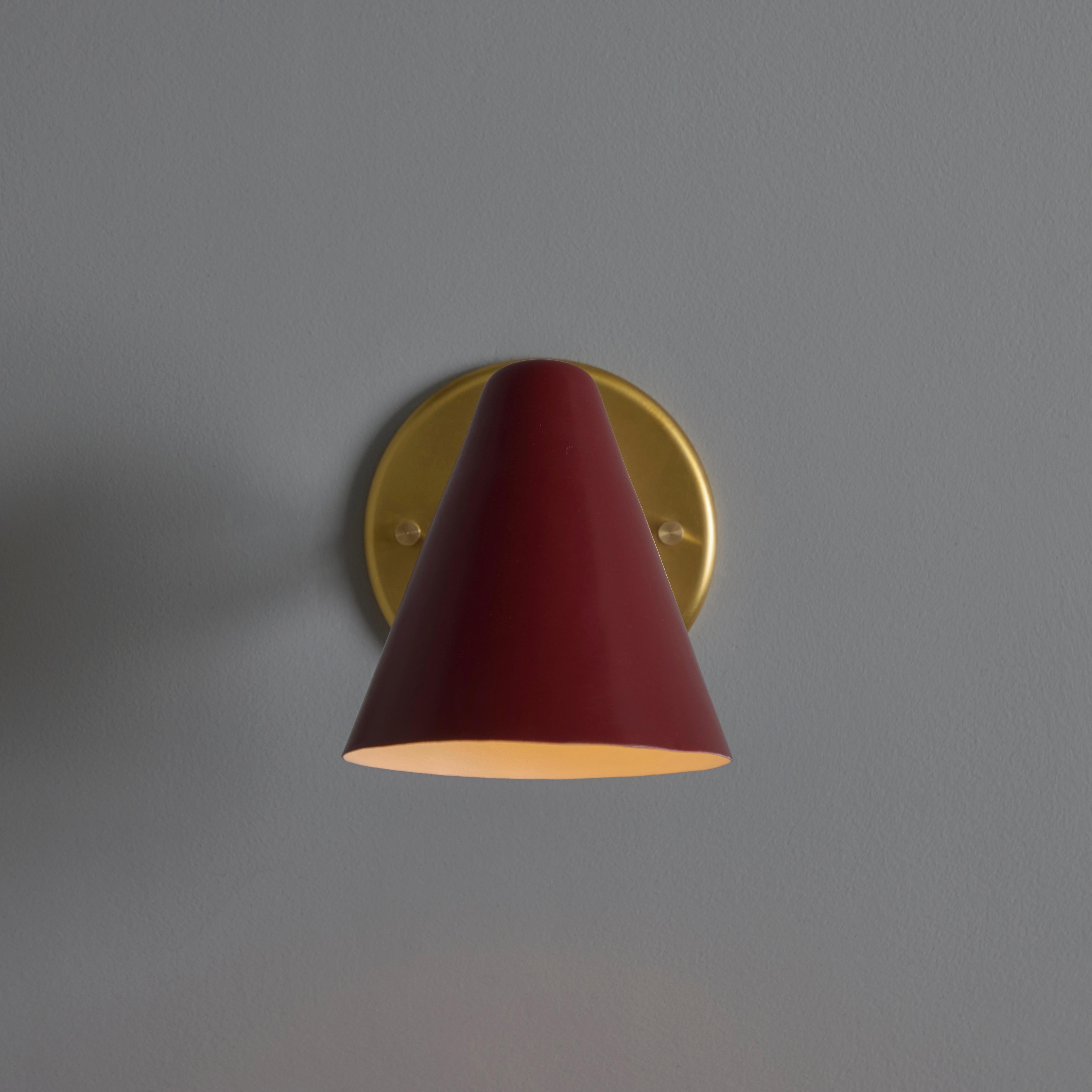 Coppia di lampade coniche in metallo rosso e ottone degli anni '50 di Gino Sarfatti for Arteluce

Eseguito in alluminio verniciato rosso e ottone. Il braccio a doppio snodo sferico consente una regolazione flessibile dell'ombra e molteplici