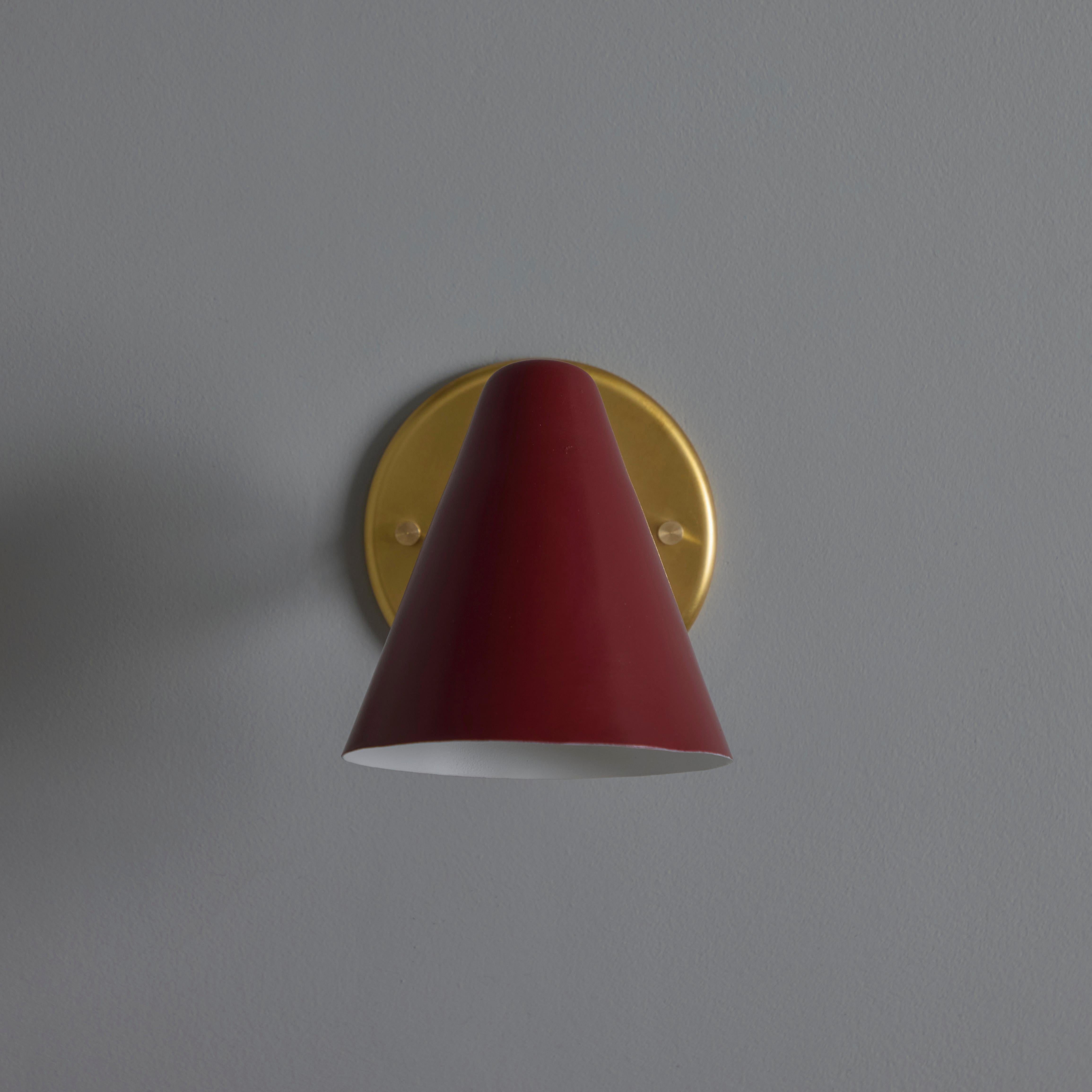 Mid-Century moderno Coppia di lampade coniche in metallo rosso e ottone degli anni '50 di Gino Sarfatti for Arteluce in vendita