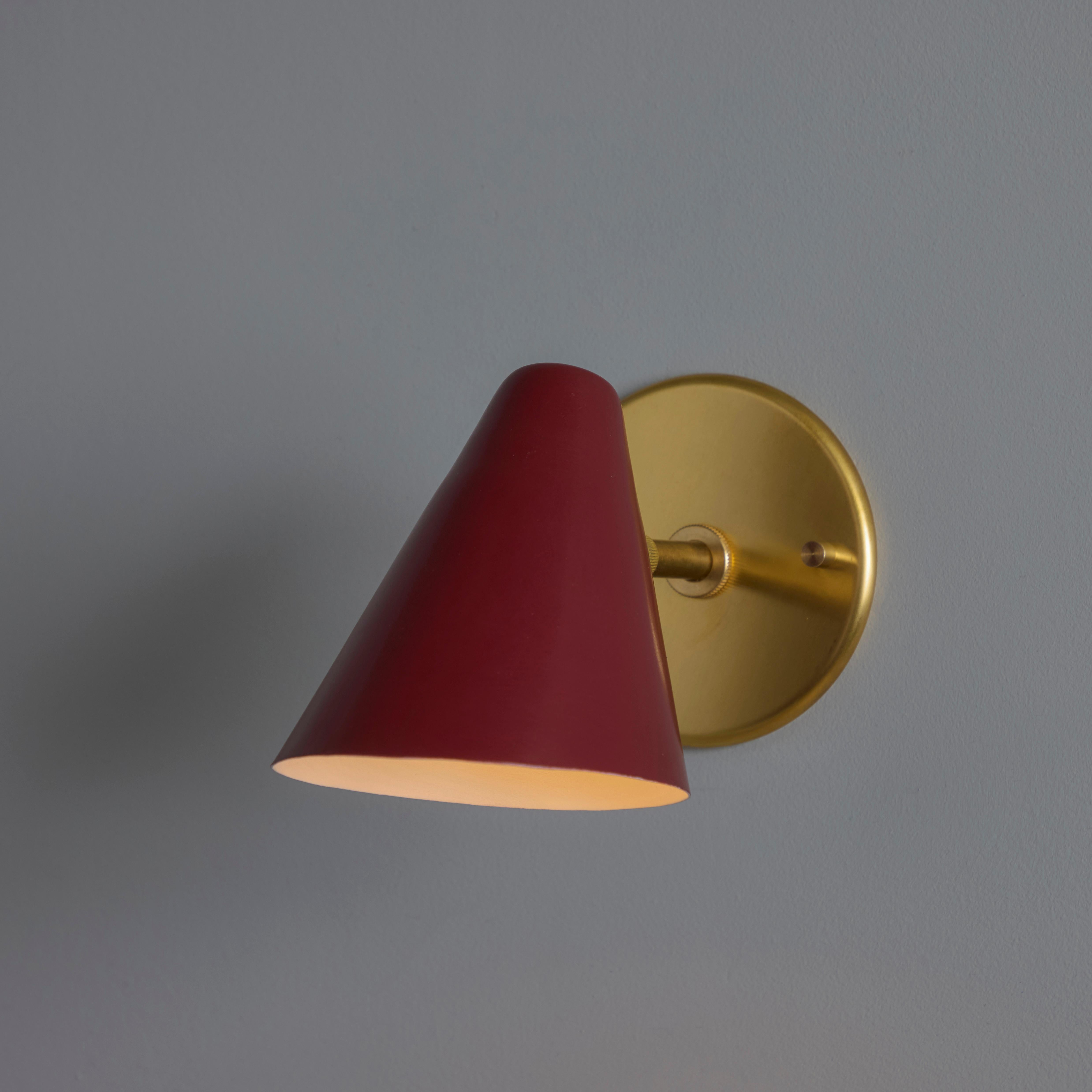 Italiano Coppia di lampade coniche in metallo rosso e ottone degli anni '50 di Gino Sarfatti for Arteluce in vendita