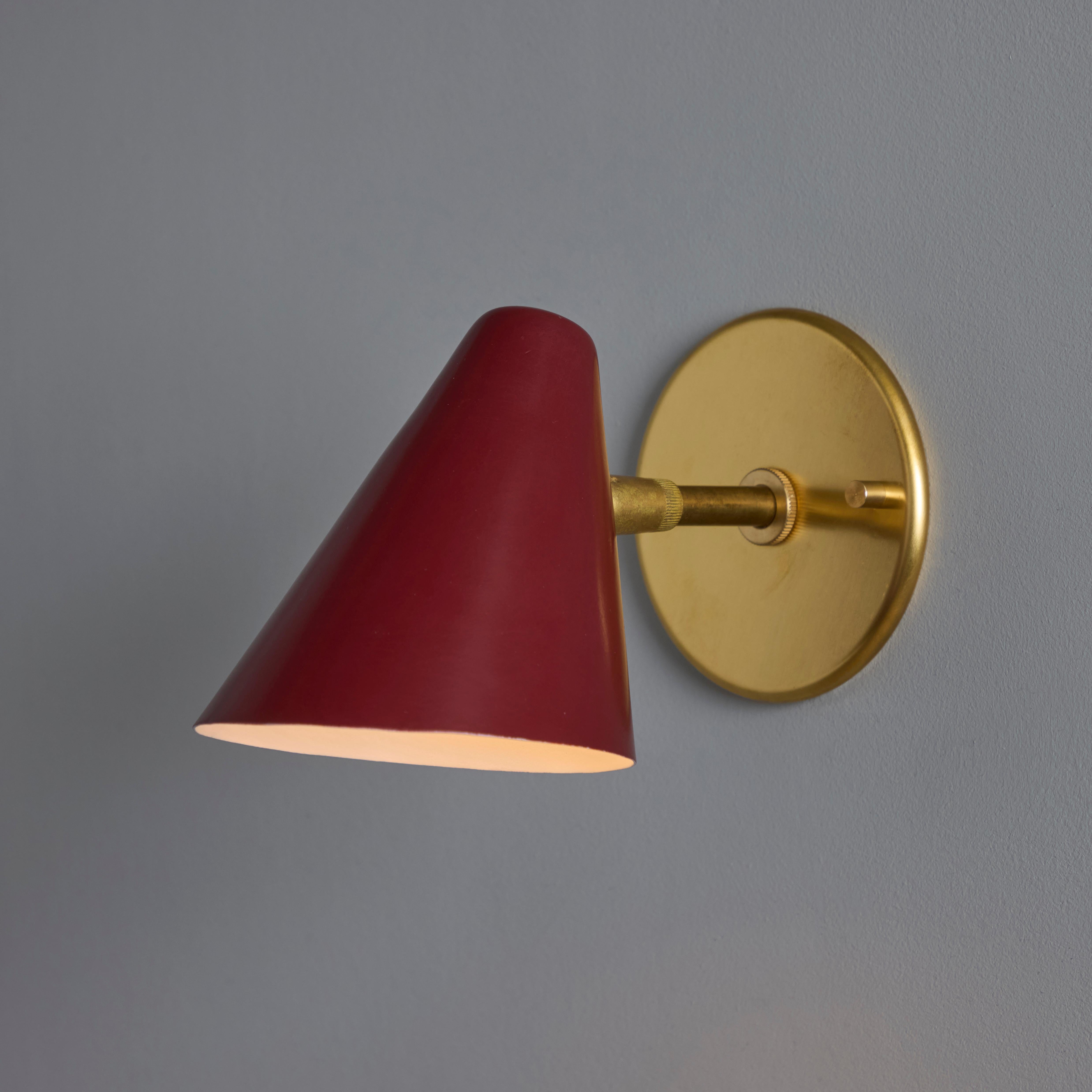 Dipinto Coppia di lampade coniche in metallo rosso e ottone degli anni '50 di Gino Sarfatti for Arteluce in vendita
