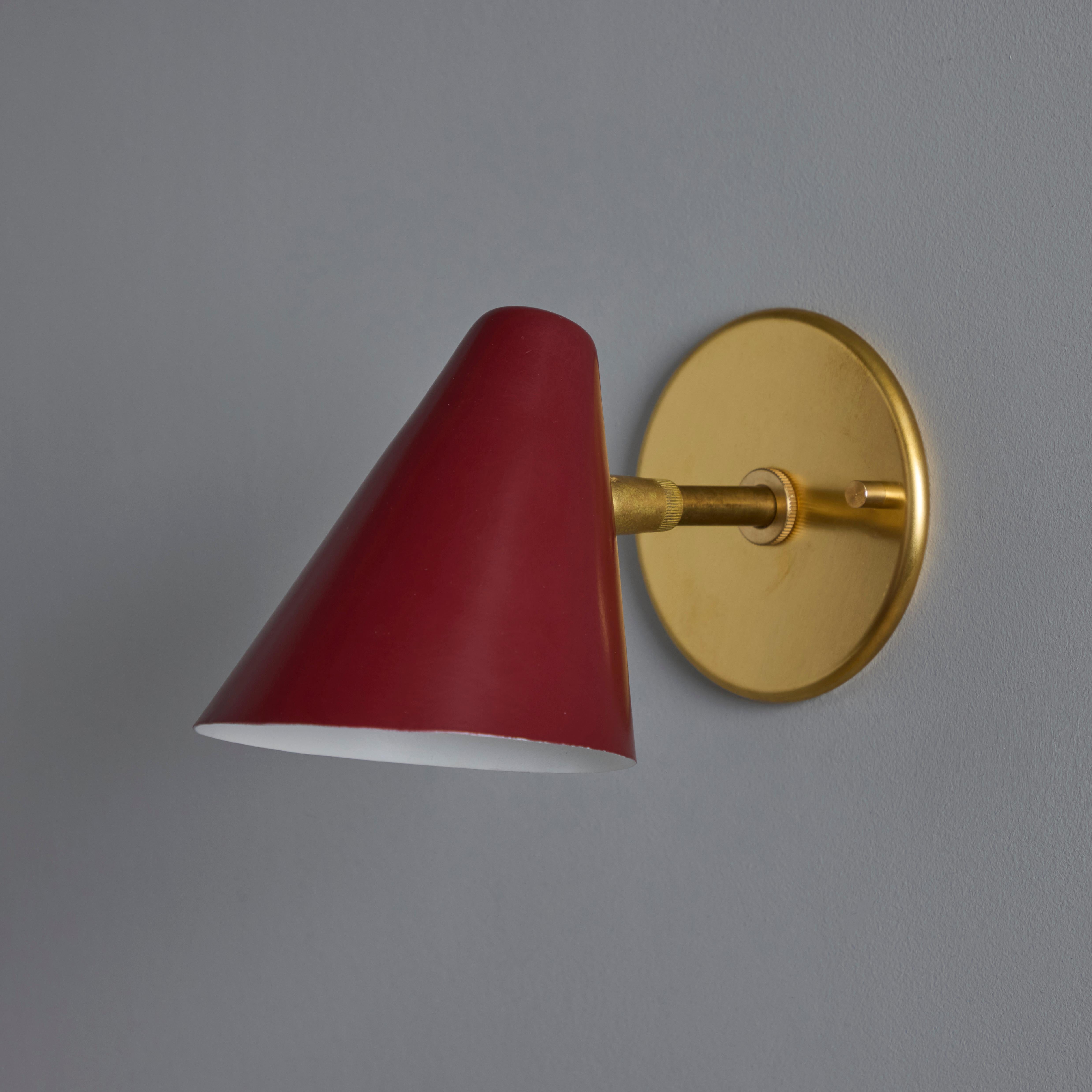 Coppia di lampade coniche in metallo rosso e ottone degli anni '50 di Gino Sarfatti for Arteluce In condizioni buone in vendita a Glendale, CA