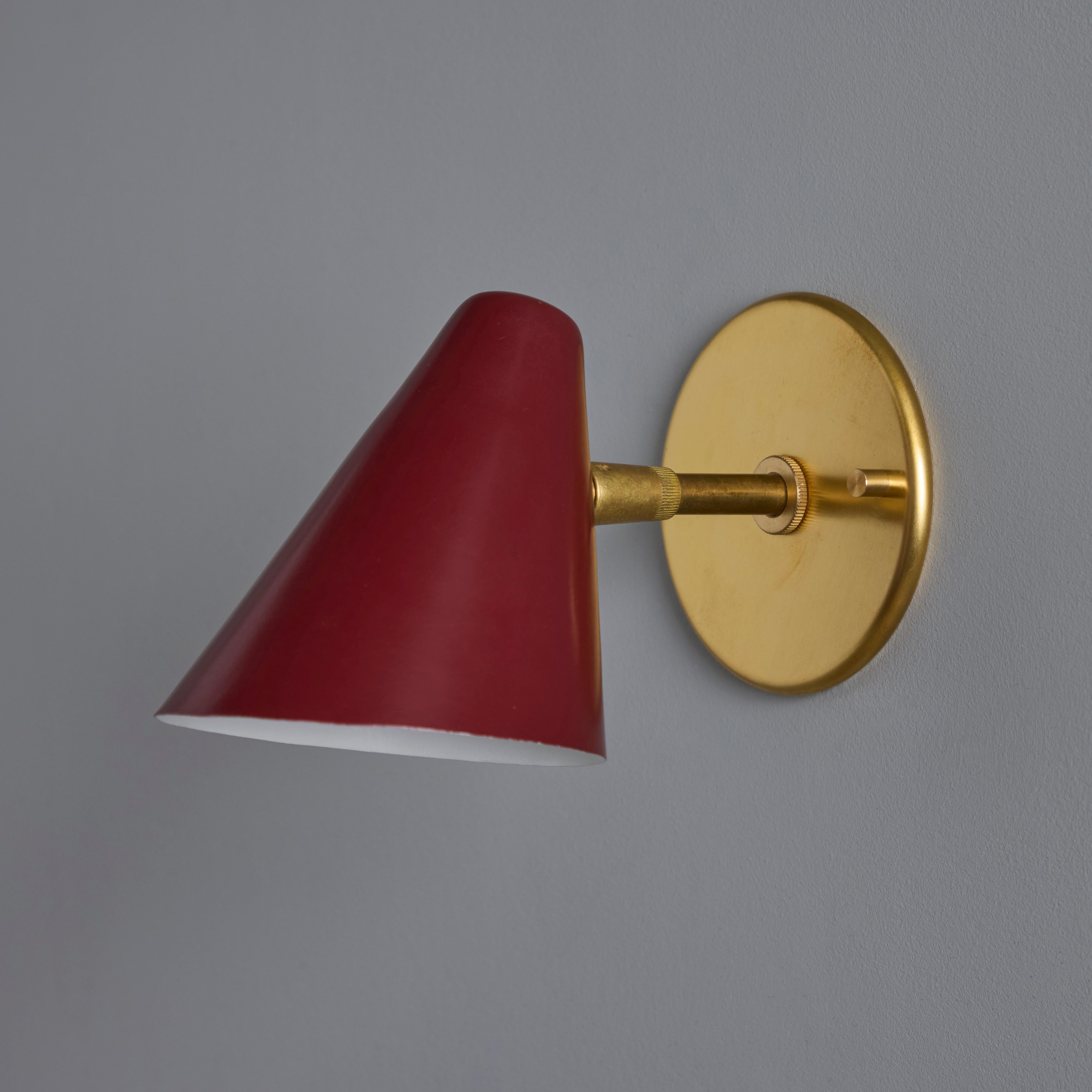 Metà XX secolo Coppia di lampade coniche in metallo rosso e ottone degli anni '50 di Gino Sarfatti for Arteluce in vendita