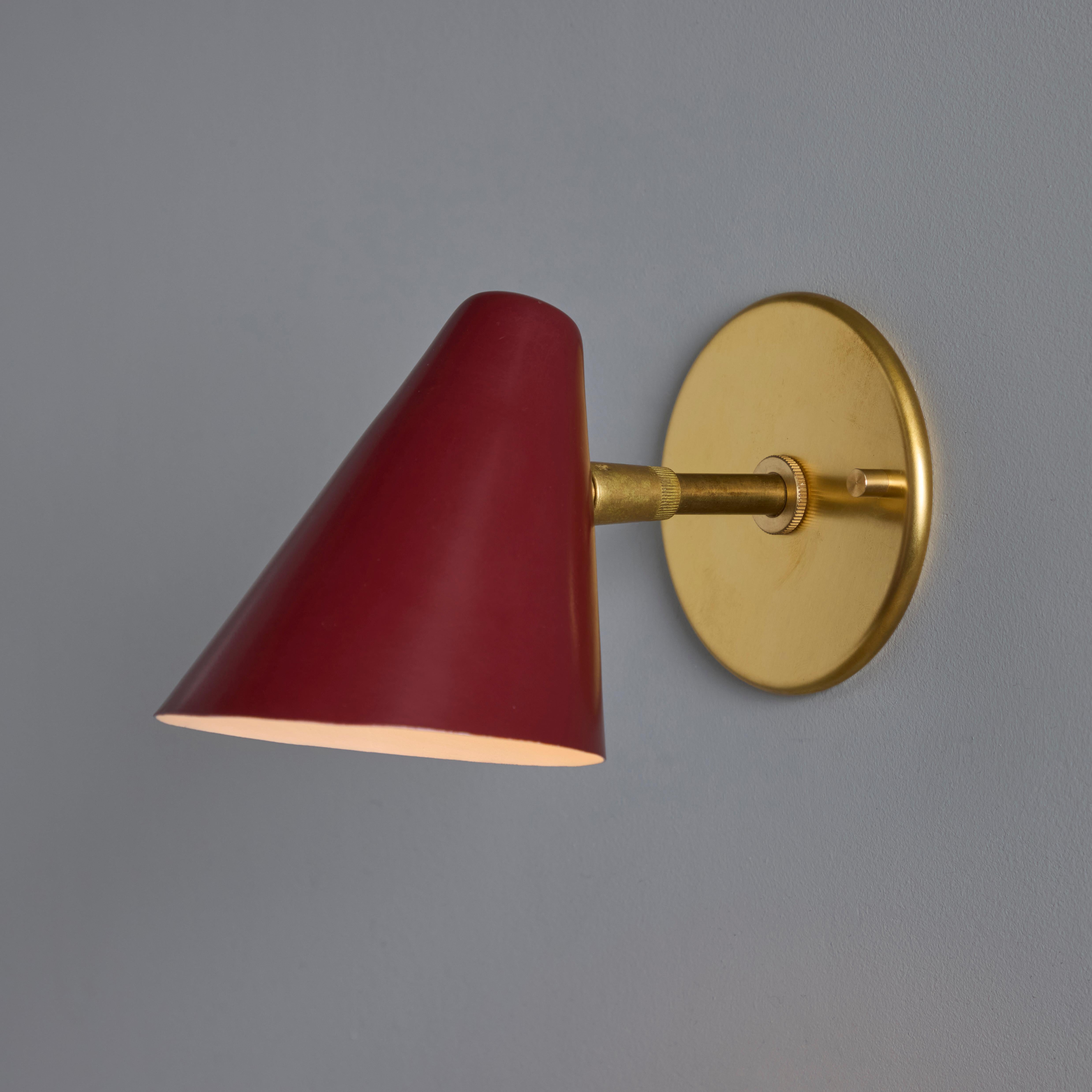 Alluminio Coppia di lampade coniche in metallo rosso e ottone degli anni '50 di Gino Sarfatti for Arteluce in vendita