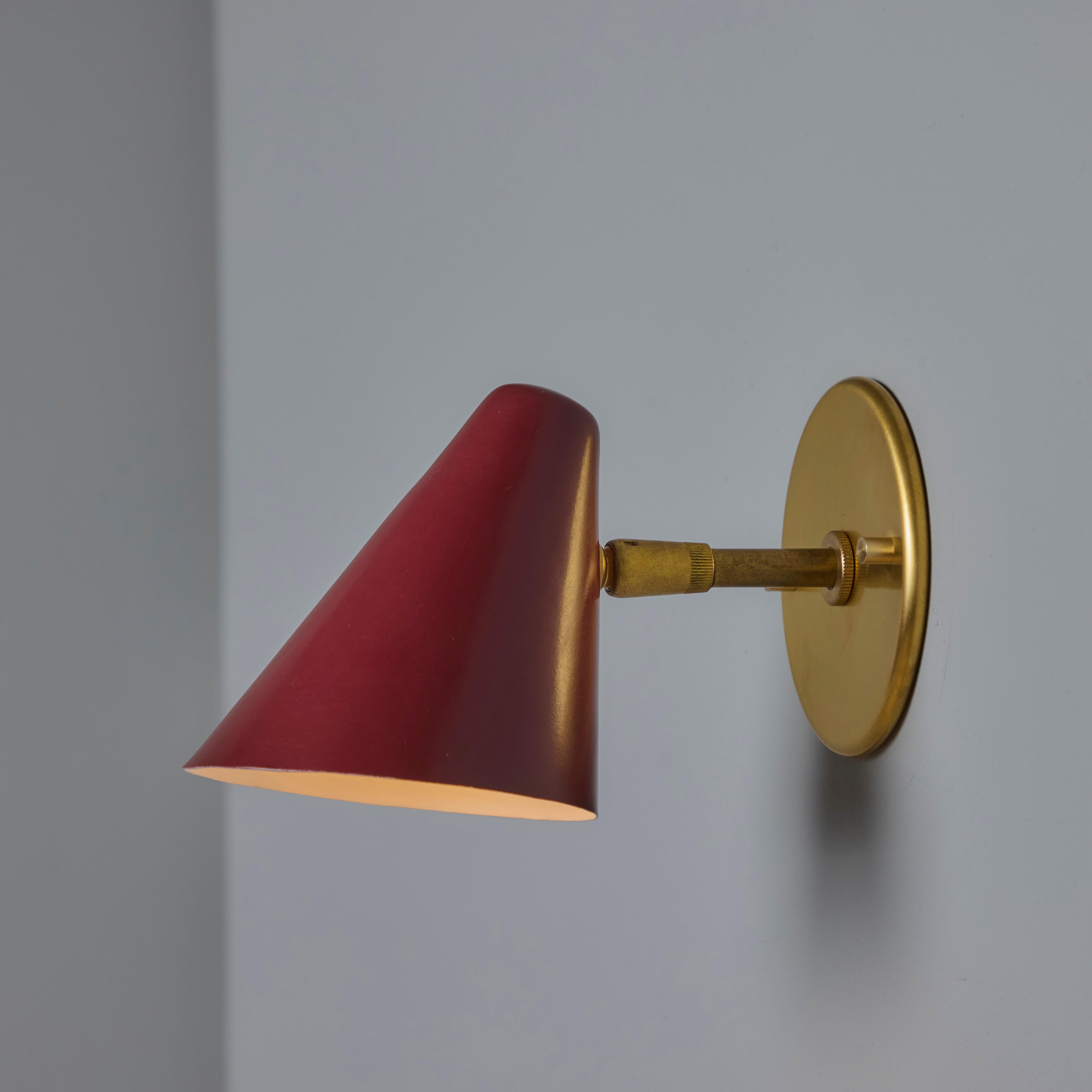 Coppia di lampade coniche in metallo rosso e ottone degli anni '50 di Gino Sarfatti for Arteluce in vendita 1
