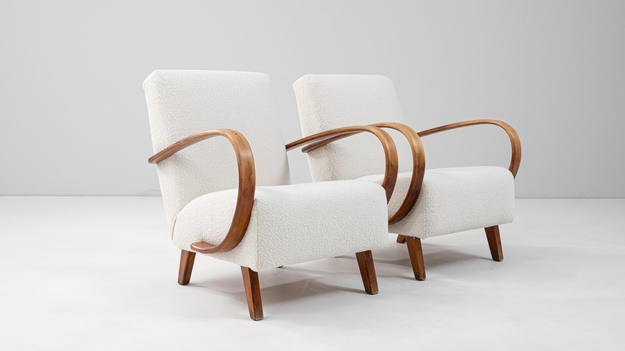 Pareja de sillones modernistas checos de los años 50, obra de J. Halabala 3