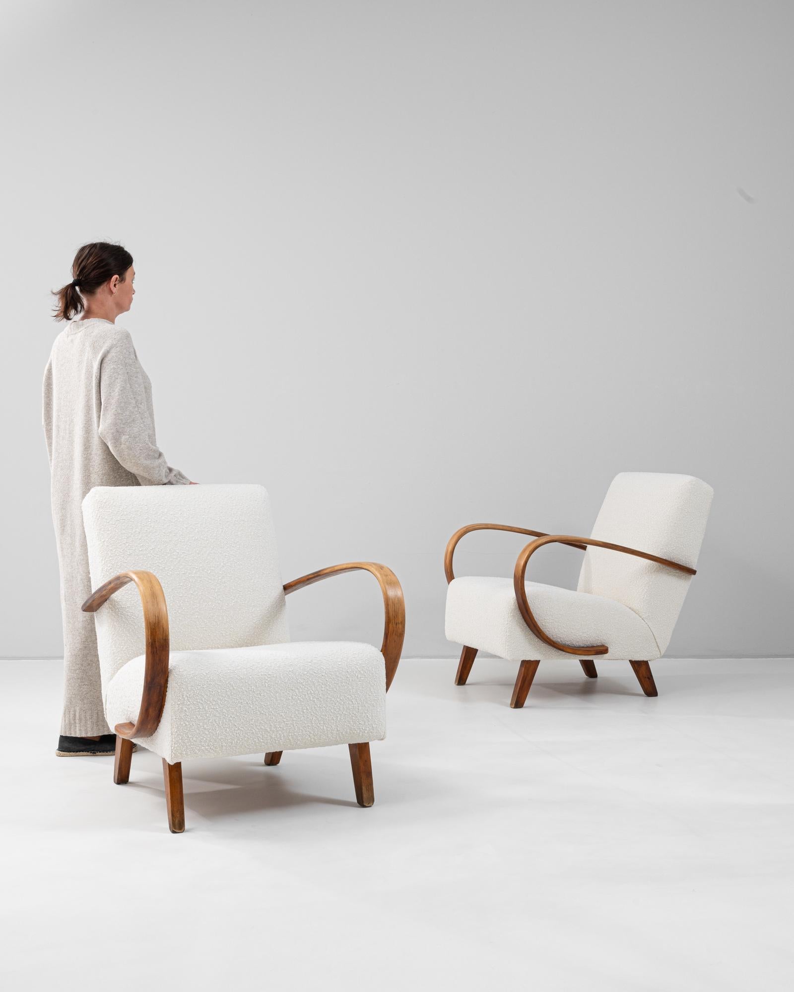 Pareja de sillones modernistas checos de los años 50, obra de J. Halabala Moderno de mediados de siglo