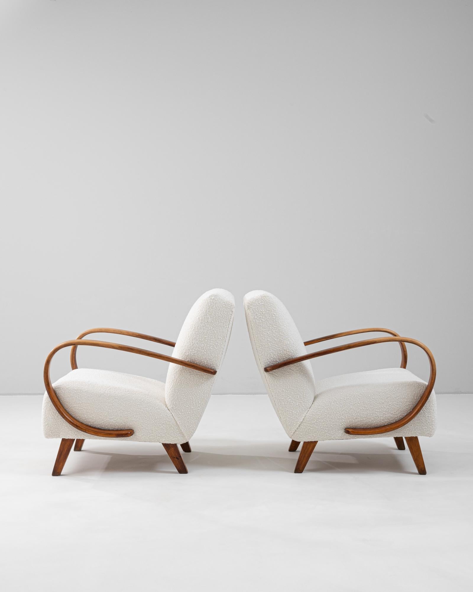 Pareja de sillones modernistas checos de los años 50, obra de J. Halabala en Bueno Estado en High Point, NC