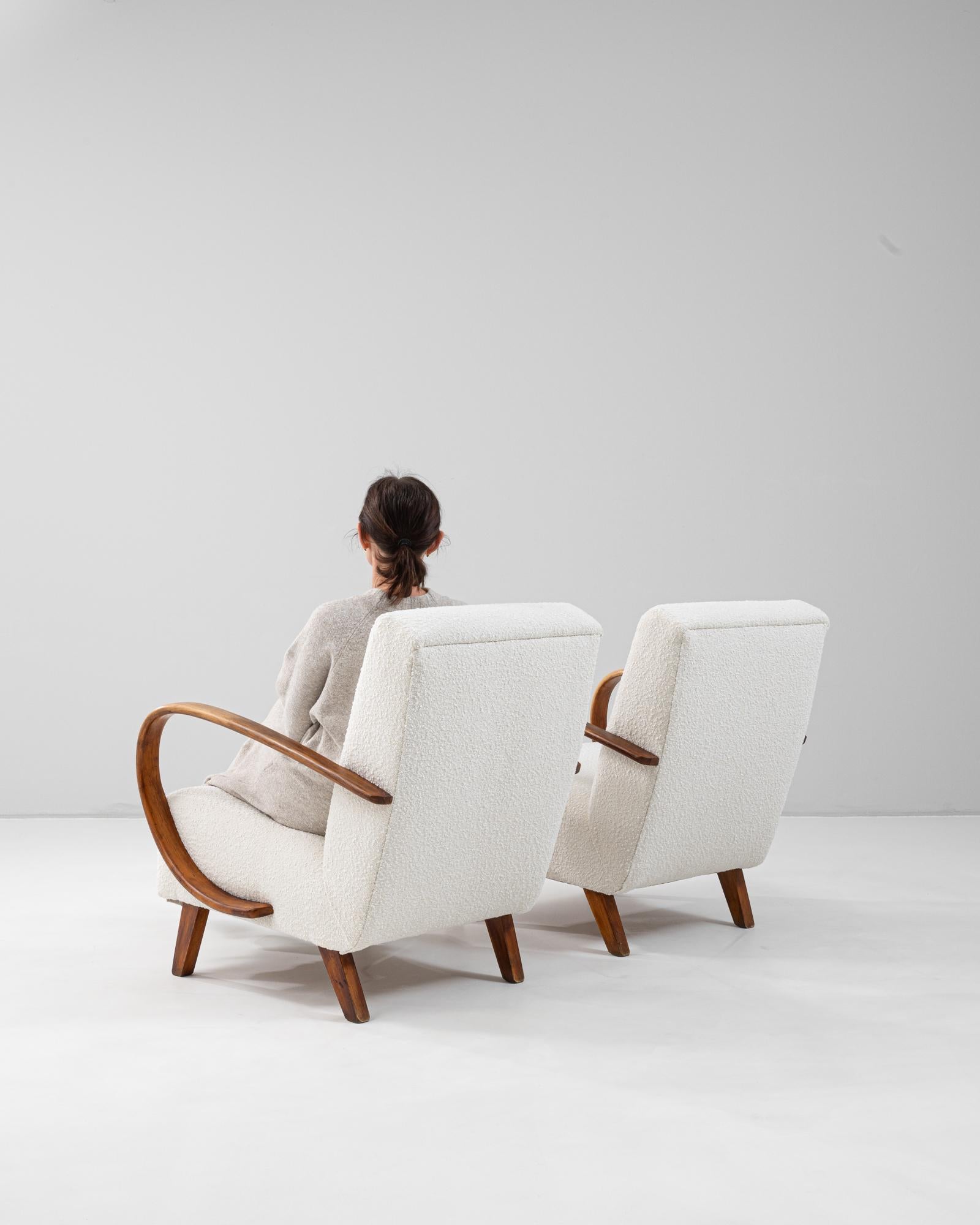 Pareja de sillones modernistas checos de los años 50, obra de J. Halabala Tapicería