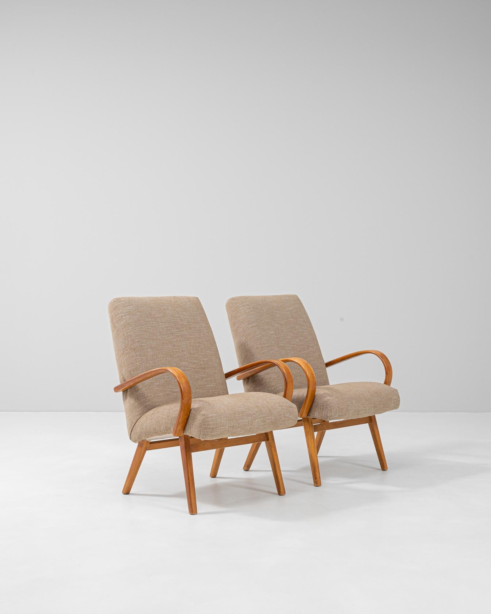 Paire de fauteuils tapissés tchèques des années 1950 par J. Halabala en vente 4