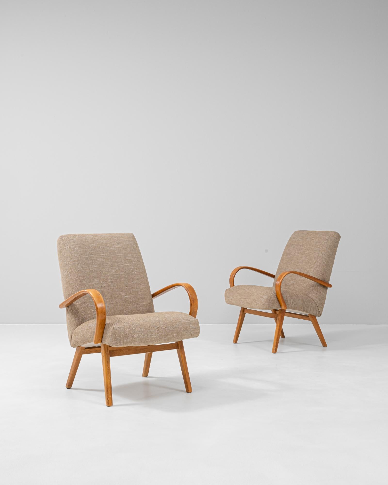 Paire de fauteuils rembourrés tchèques des années 1950 par Jindřich Halabala. Ces fauteuils aux courbes élégantes illustrent l'approche influente de Halabala en matière de design tchèque du milieu du siècle, mêlant modernisme fonctionnel et forme