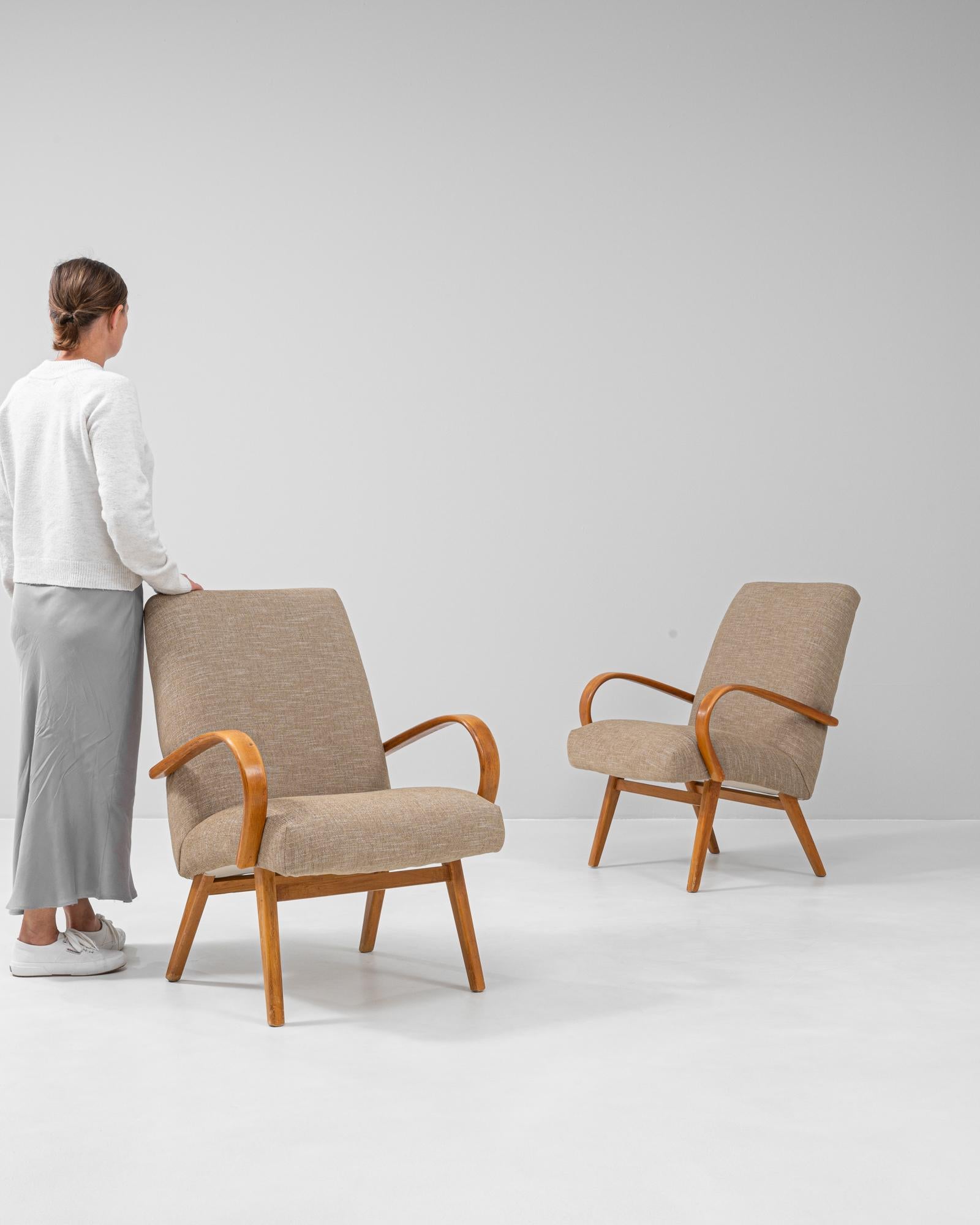 Tchèque Paire de fauteuils tapissés tchèques des années 1950 par J. Halabala en vente