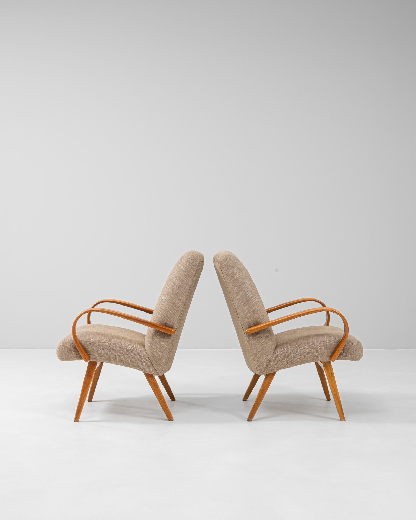 Paire de fauteuils tapissés tchèques des années 1950 par J. Halabala en vente 1