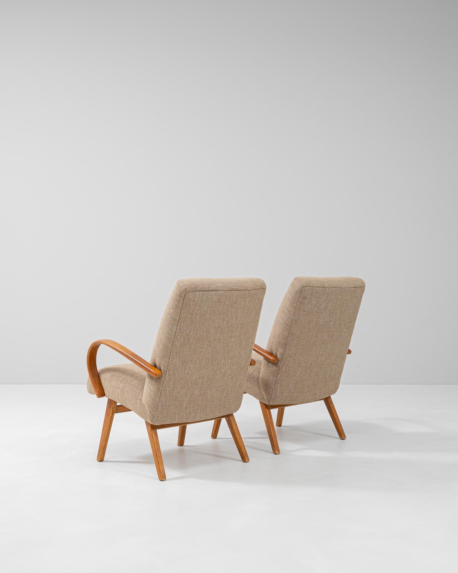 Paire de fauteuils tapissés tchèques des années 1950 par J. Halabala en vente 2