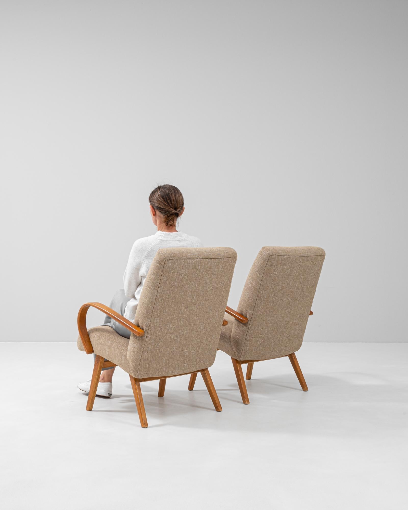 Paire de fauteuils tapissés tchèques des années 1950 par J. Halabala en vente 3