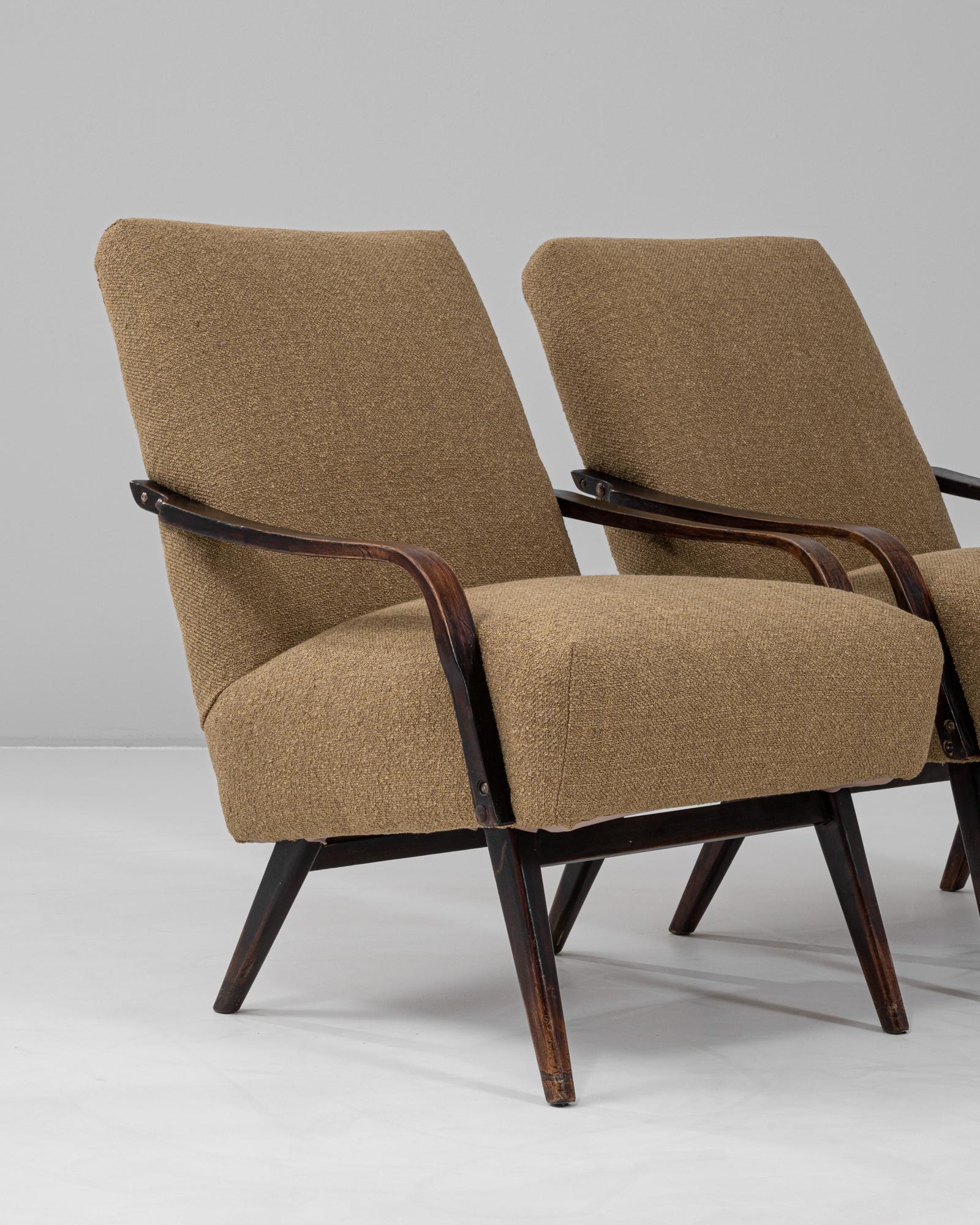 Paire de fauteuils tapissés tchèques des années 1950 par TON en vente 4