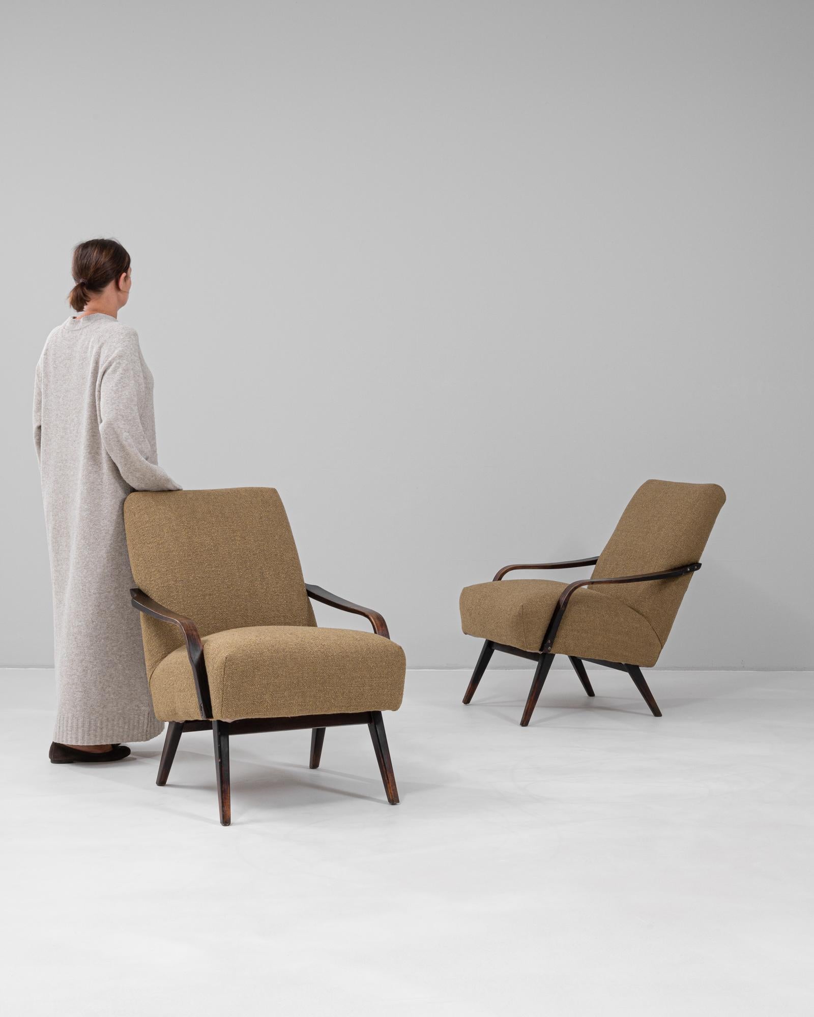 Tchèque Paire de fauteuils tapissés tchèques des années 1950 par TON en vente