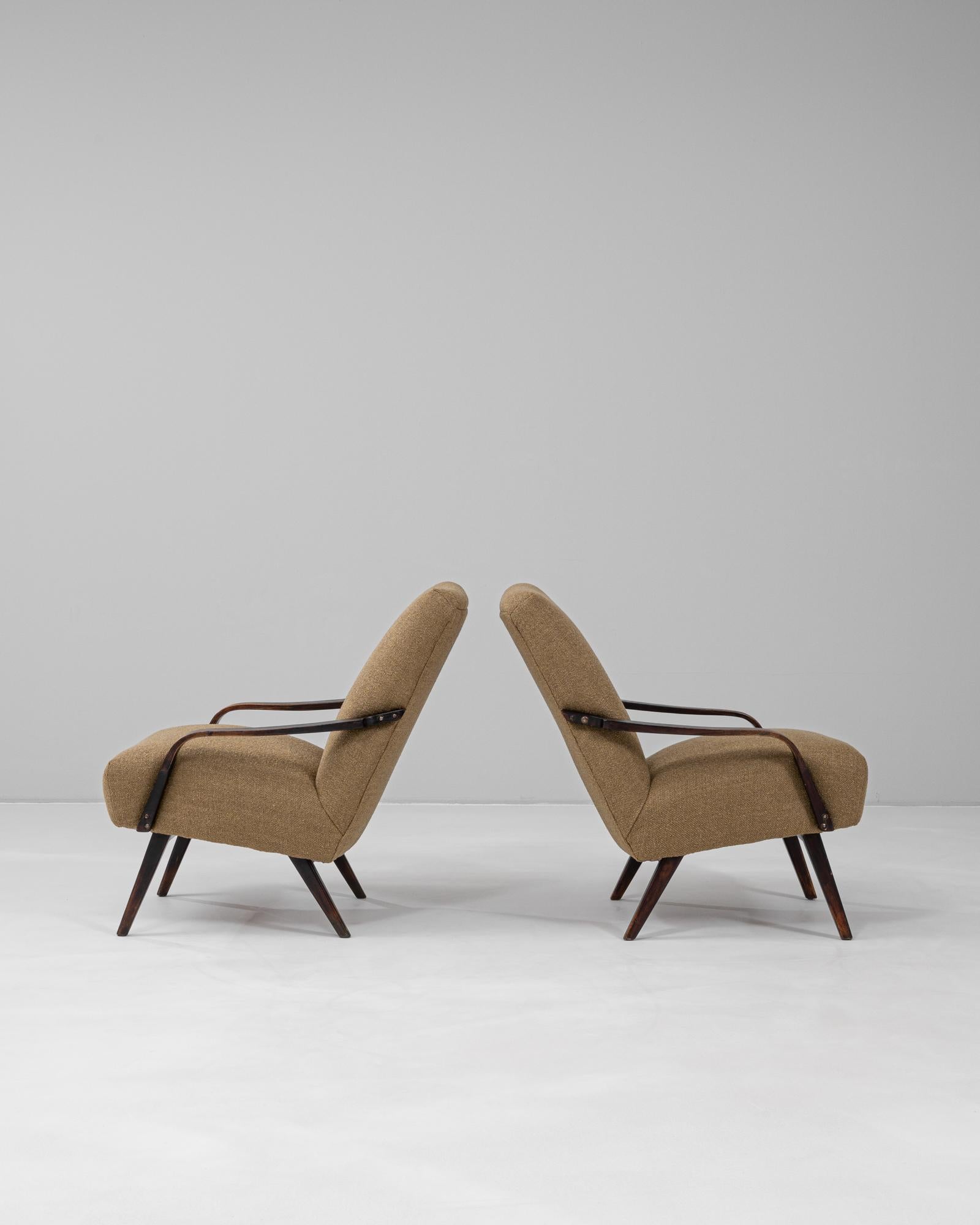 Tissu d'ameublement Paire de fauteuils tapissés tchèques des années 1950 par TON en vente