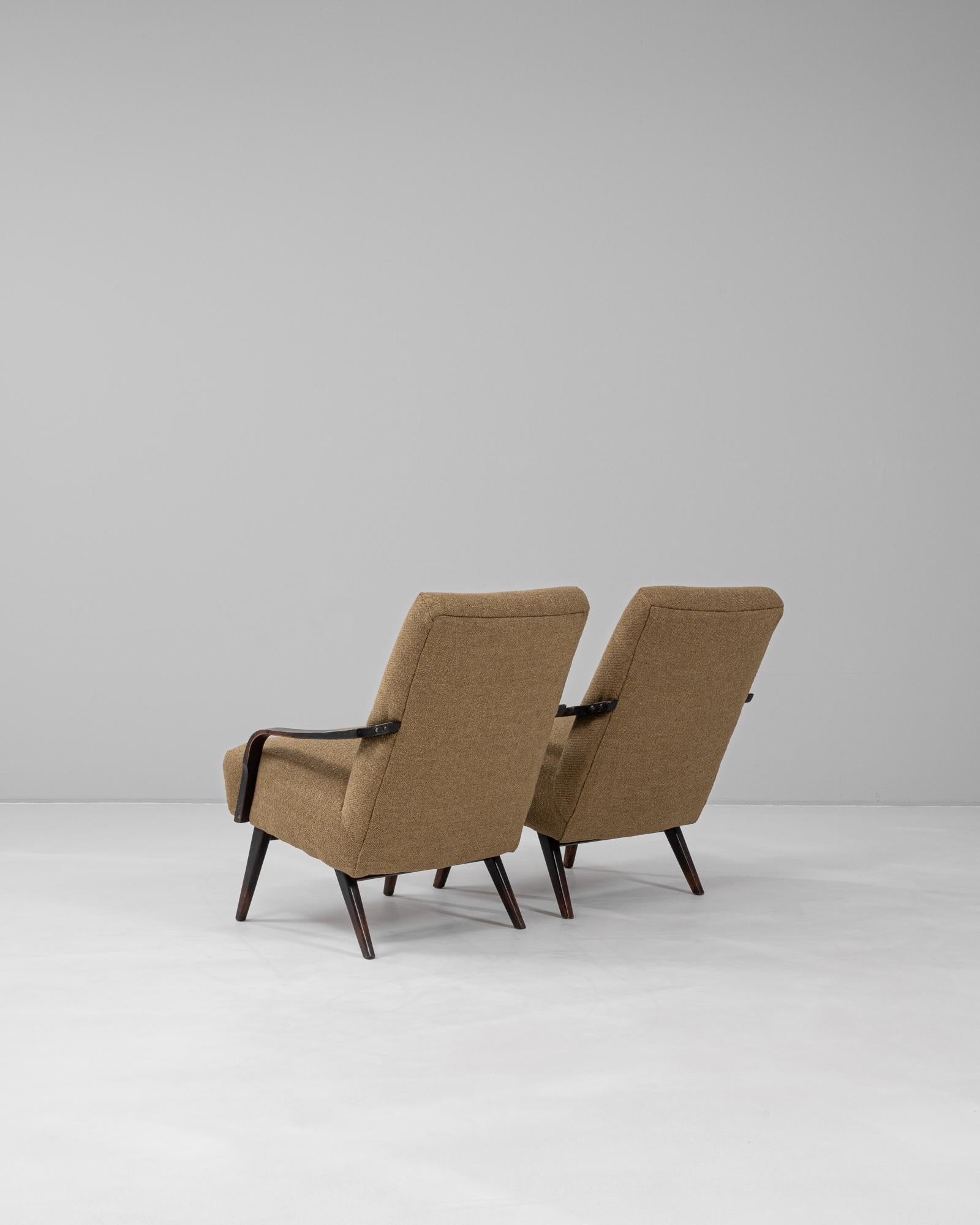 Paire de fauteuils tapissés tchèques des années 1950 par TON en vente 1