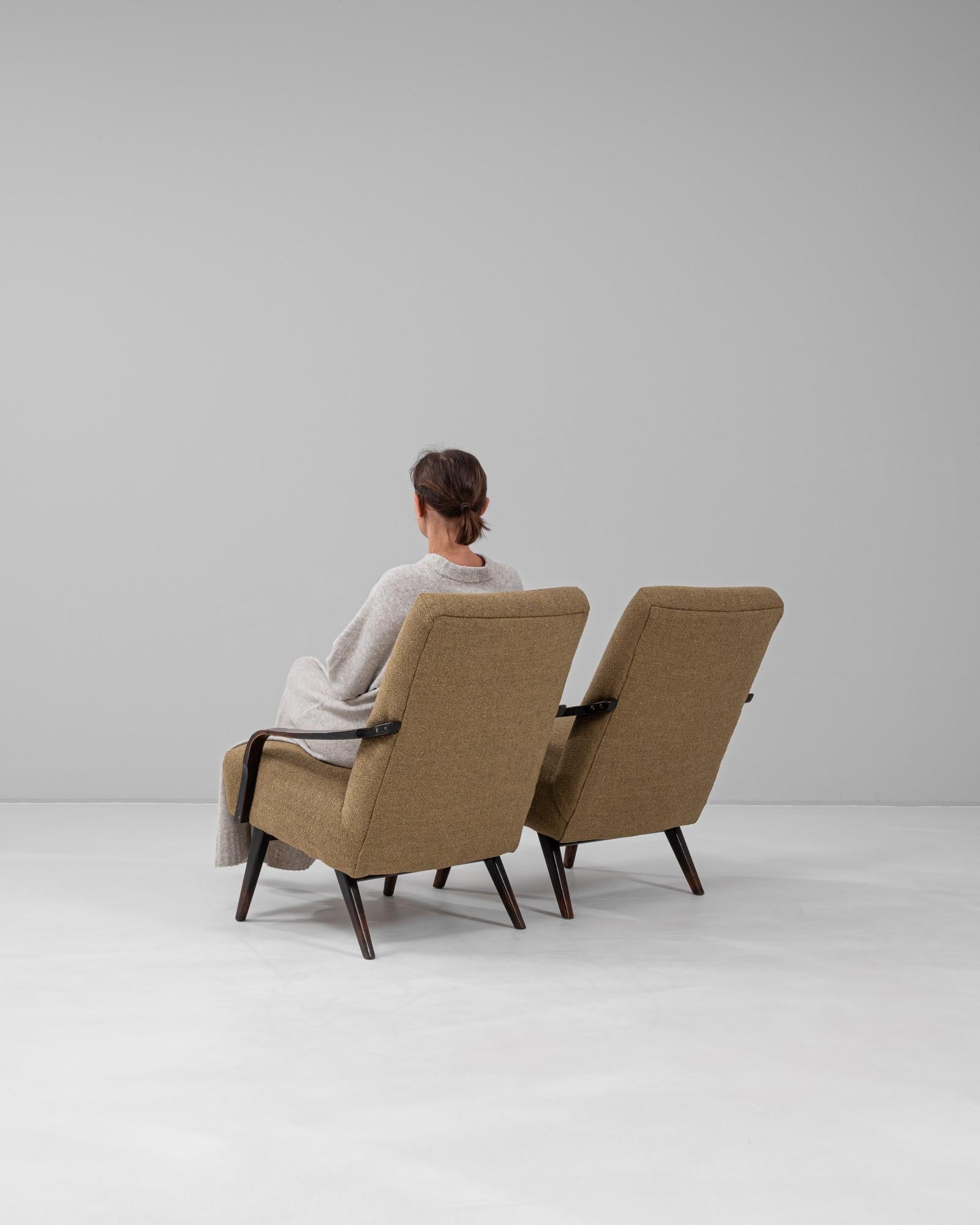 Paire de fauteuils tapissés tchèques des années 1950 par TON en vente 2