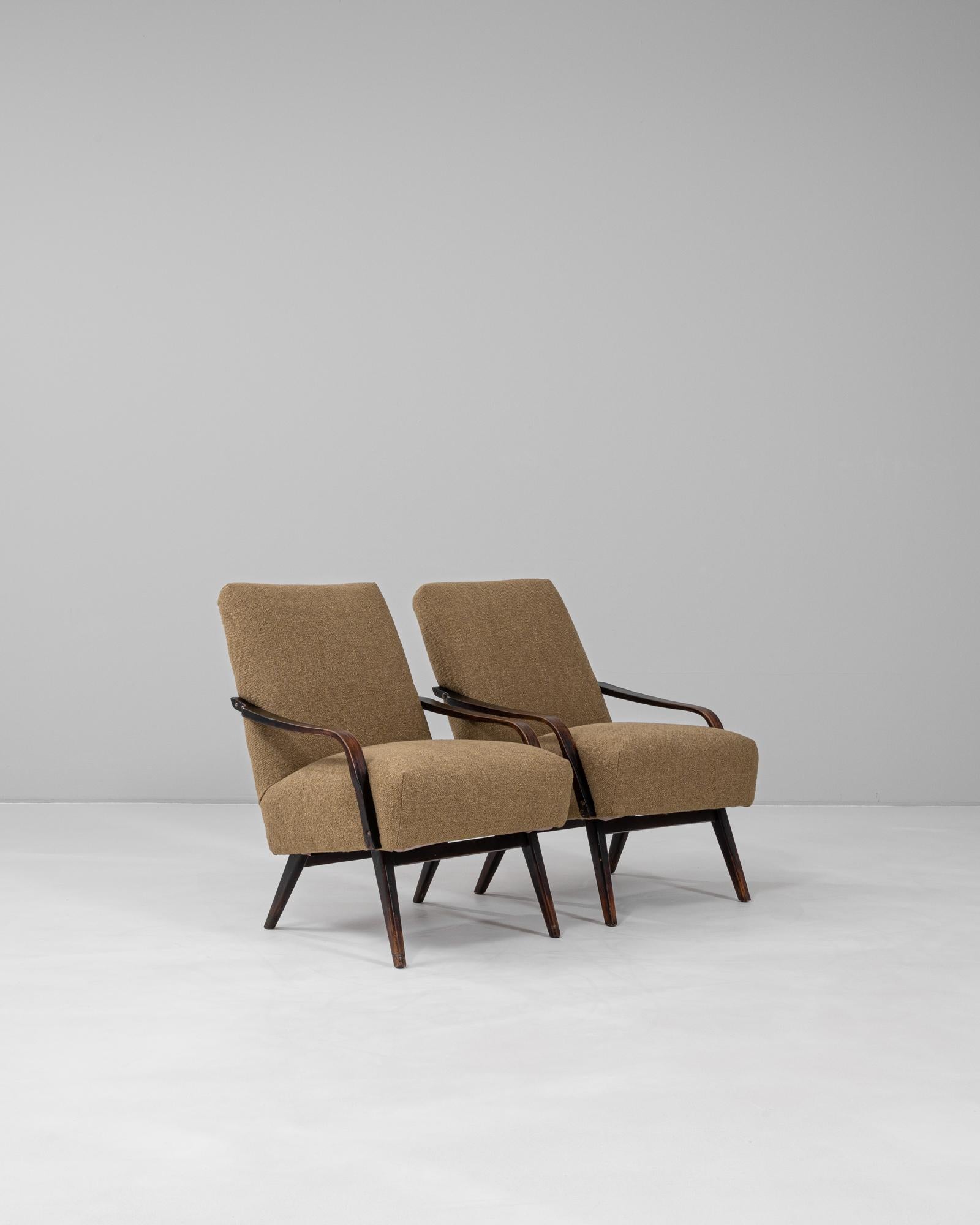 Paire de fauteuils tapissés tchèques des années 1950 par TON en vente 3