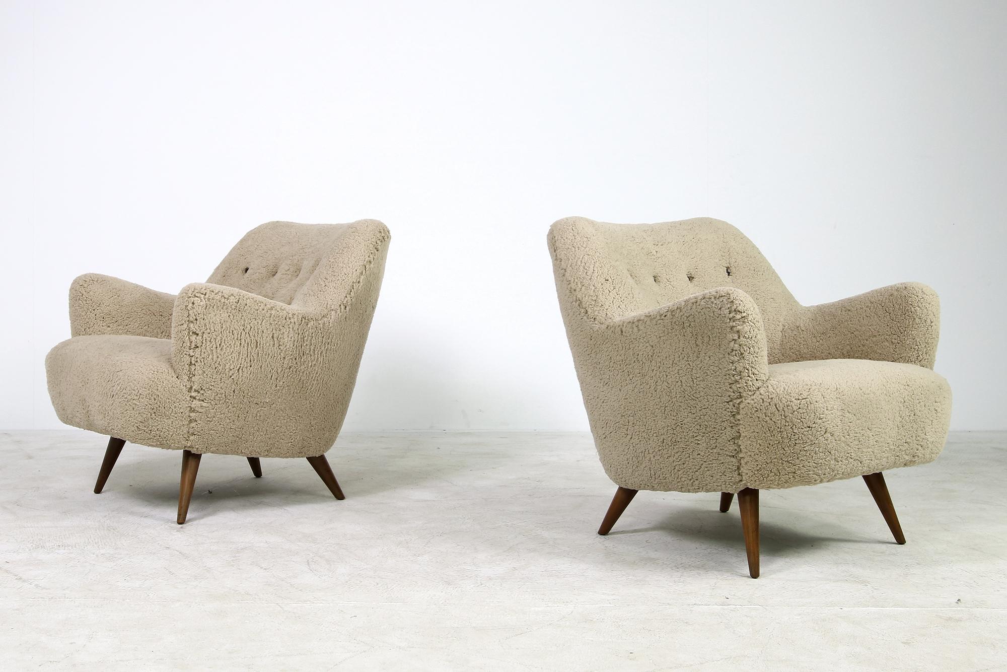Beautiful and very rare, maybe unique 1950s pair of organic lounge chairs, design attrib. to Frits Schlegel, produced in Denmark around 1950. New upholstery and covered with new super soft teddy fur fabric, like sheepskin, but a cotton mix fabric,