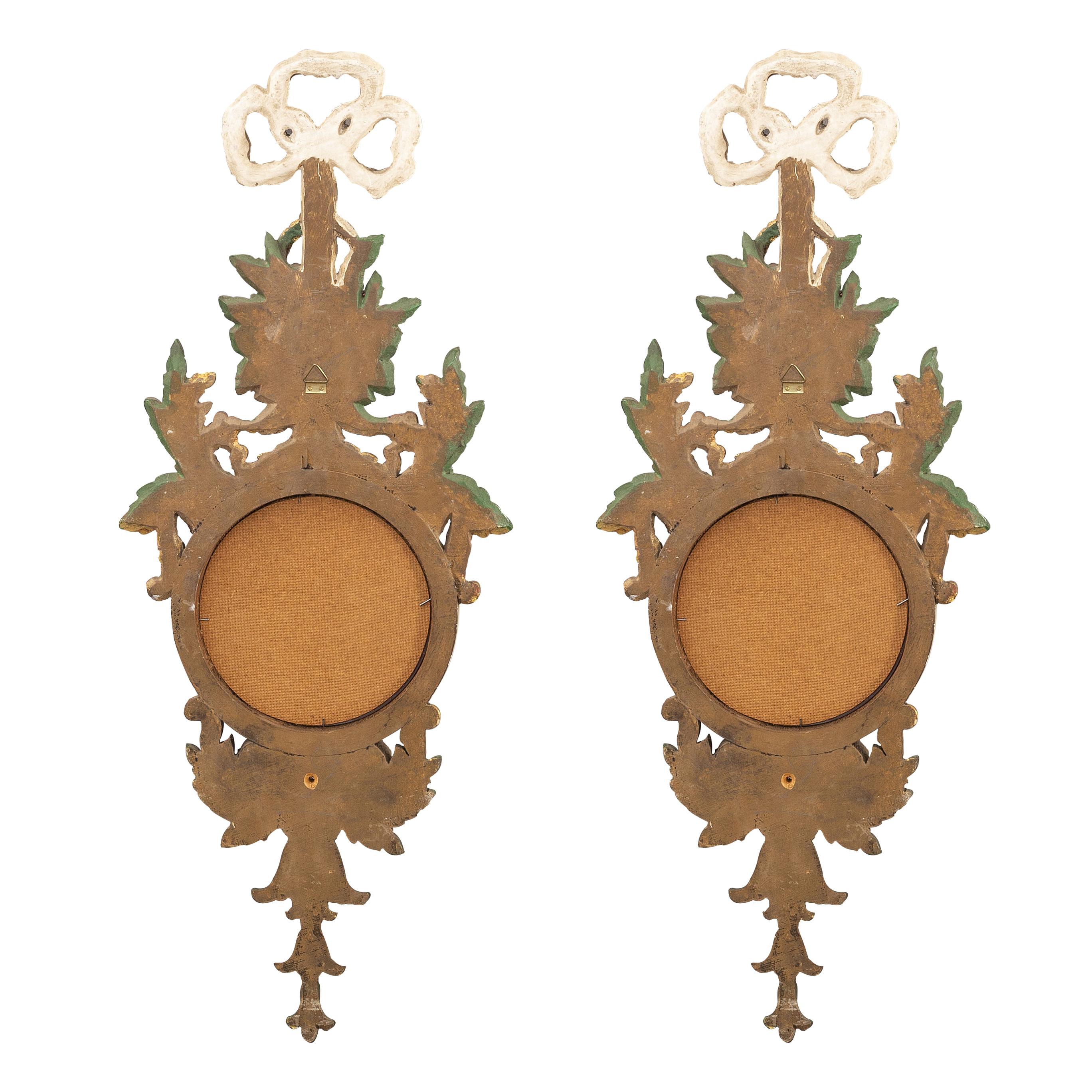 Mid-20th Century Pair of 1950s Decorative Italian Firenze Giltwood Convex Mirrored Wall Sconces