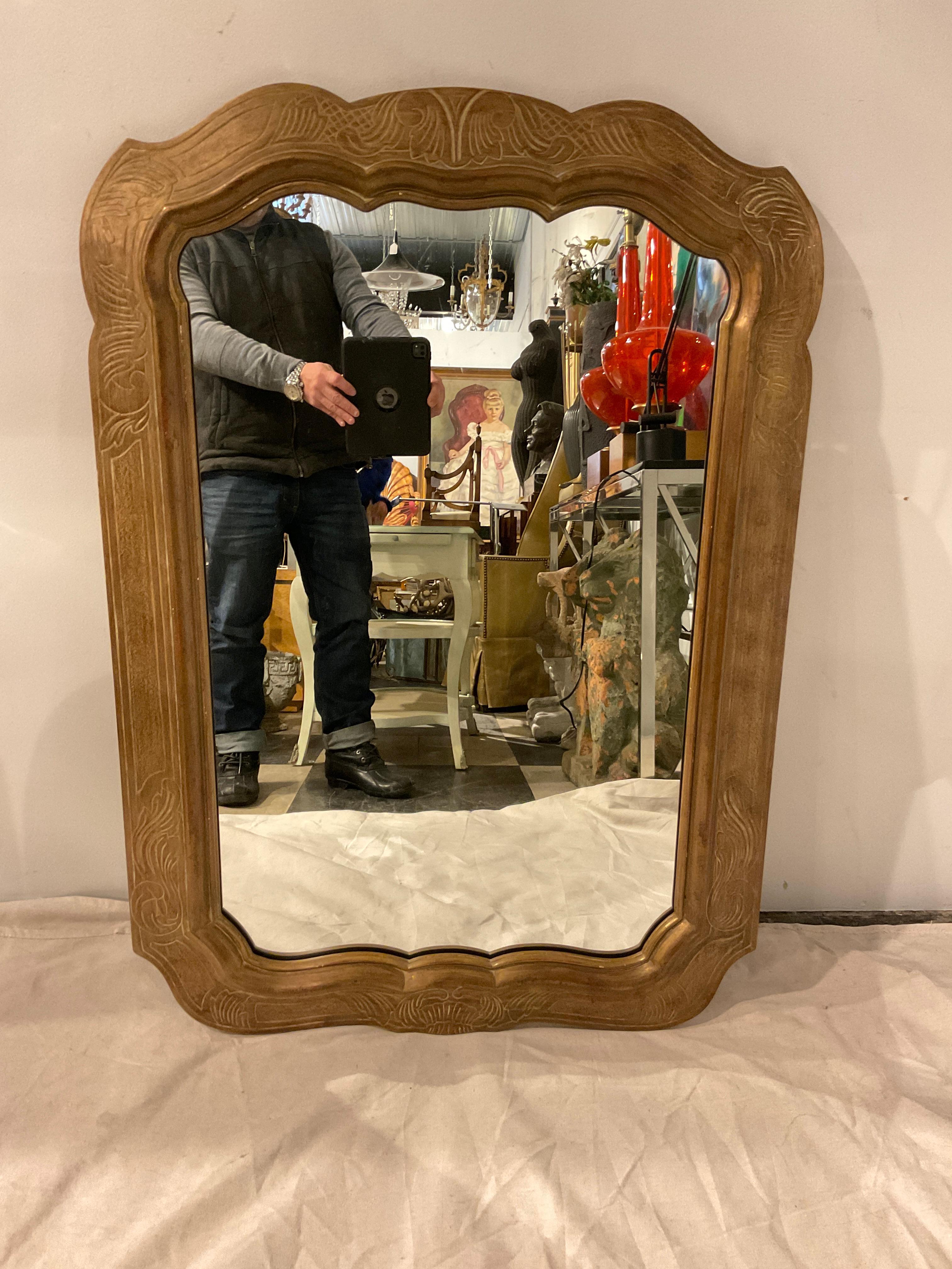Paire de miroirs en bois décoratifs des années 1950 Bon état - En vente à Tarrytown, NY