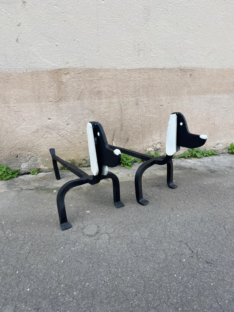Paire De Chenets En Fer Forgé Représentant Des Teckels Attribués à Edouard Schenck