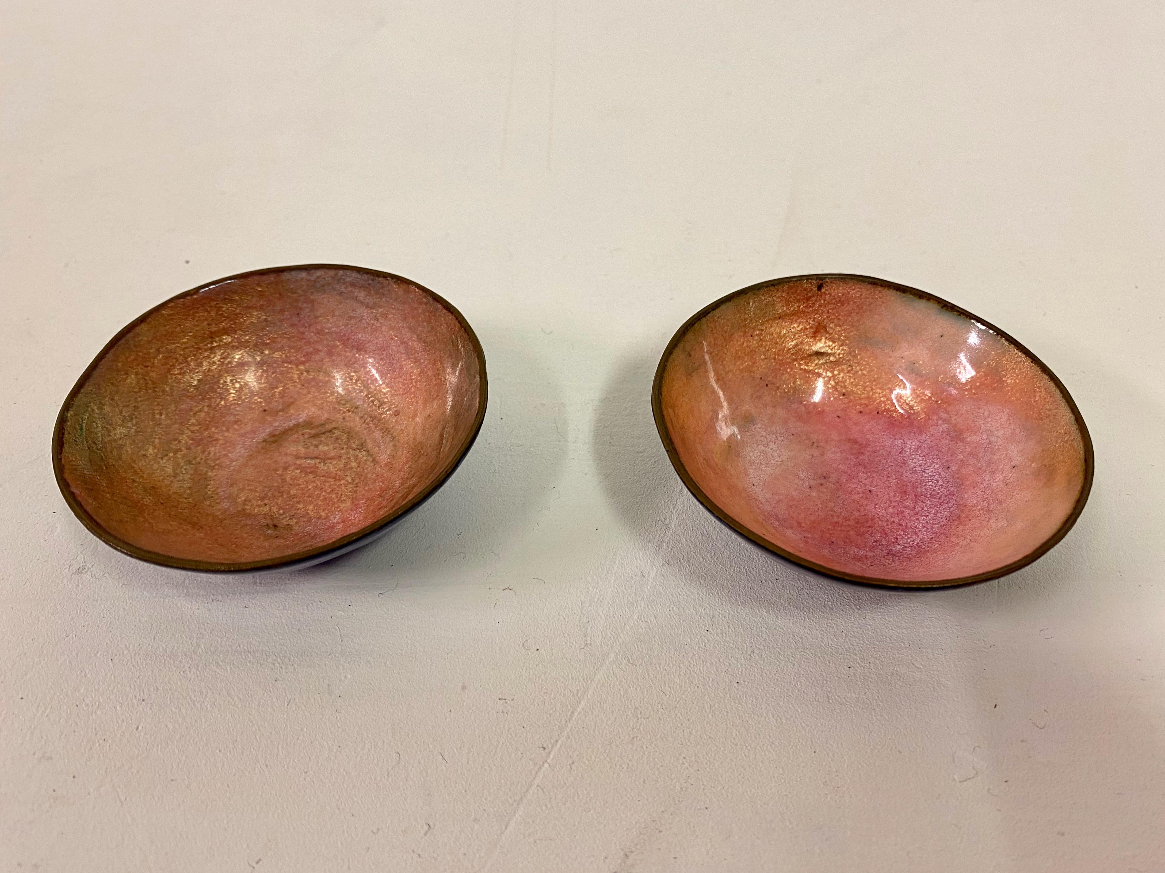 Pair of bowls

By Paolo De Poli

Enamelled copper

Metal tag underneath

Italy 1950s.