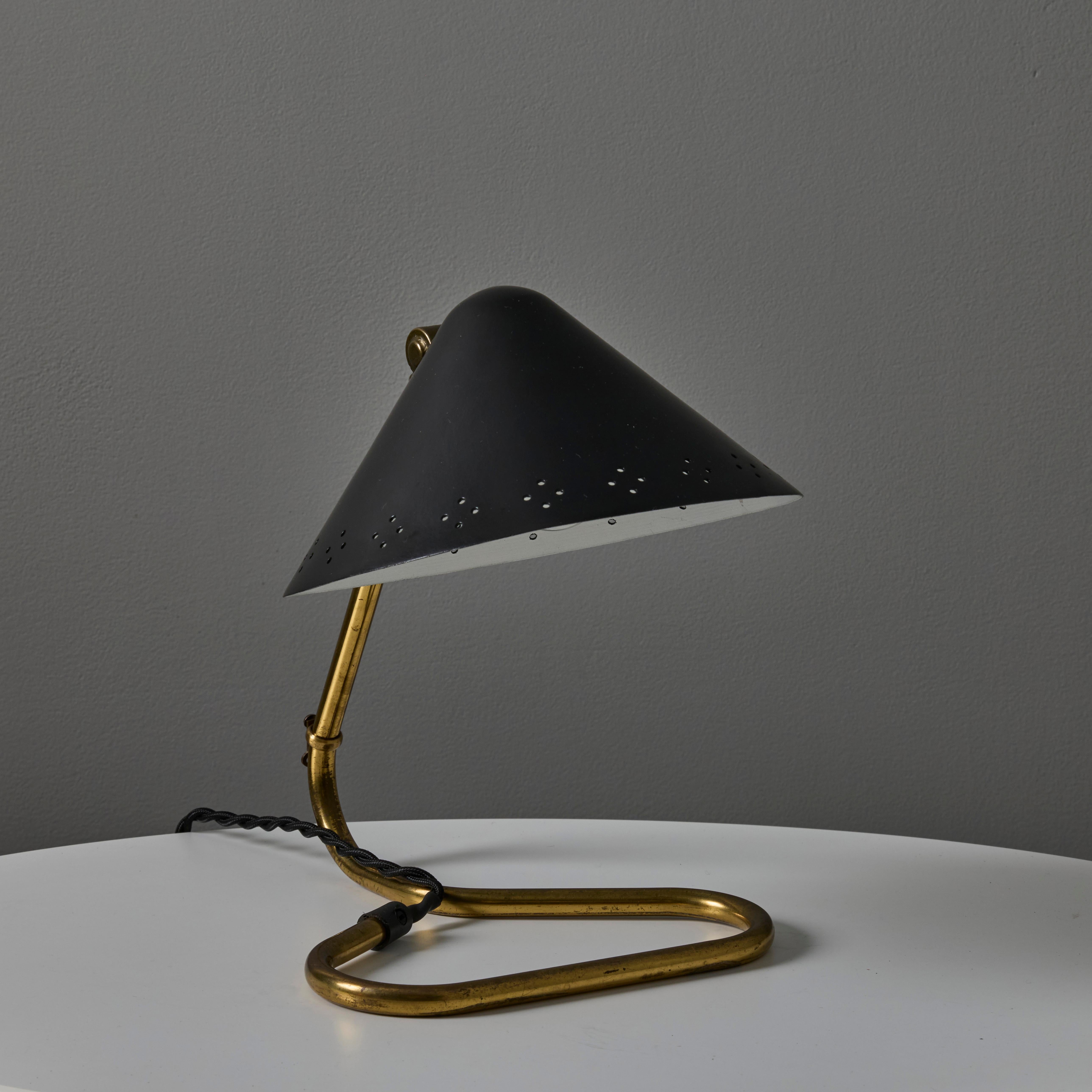 Paire de lampes de table Erik Warna 'GK14' des années 1950 à abat-jour perforé en noir et laiton en vente 2