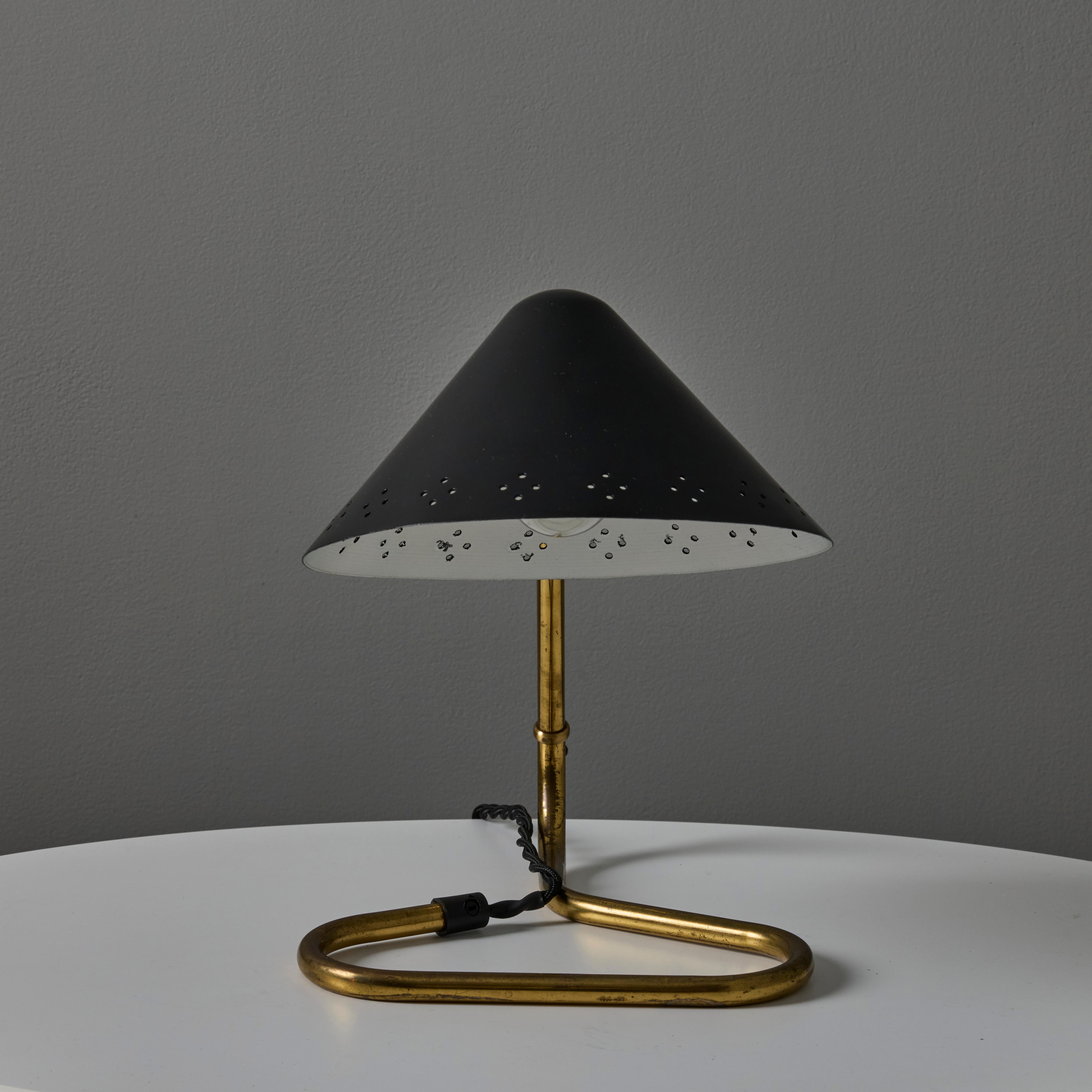 Paire de lampes de table Erik Warna 'GK14' des années 1950 à abat-jour perforé en noir et laiton en vente 3