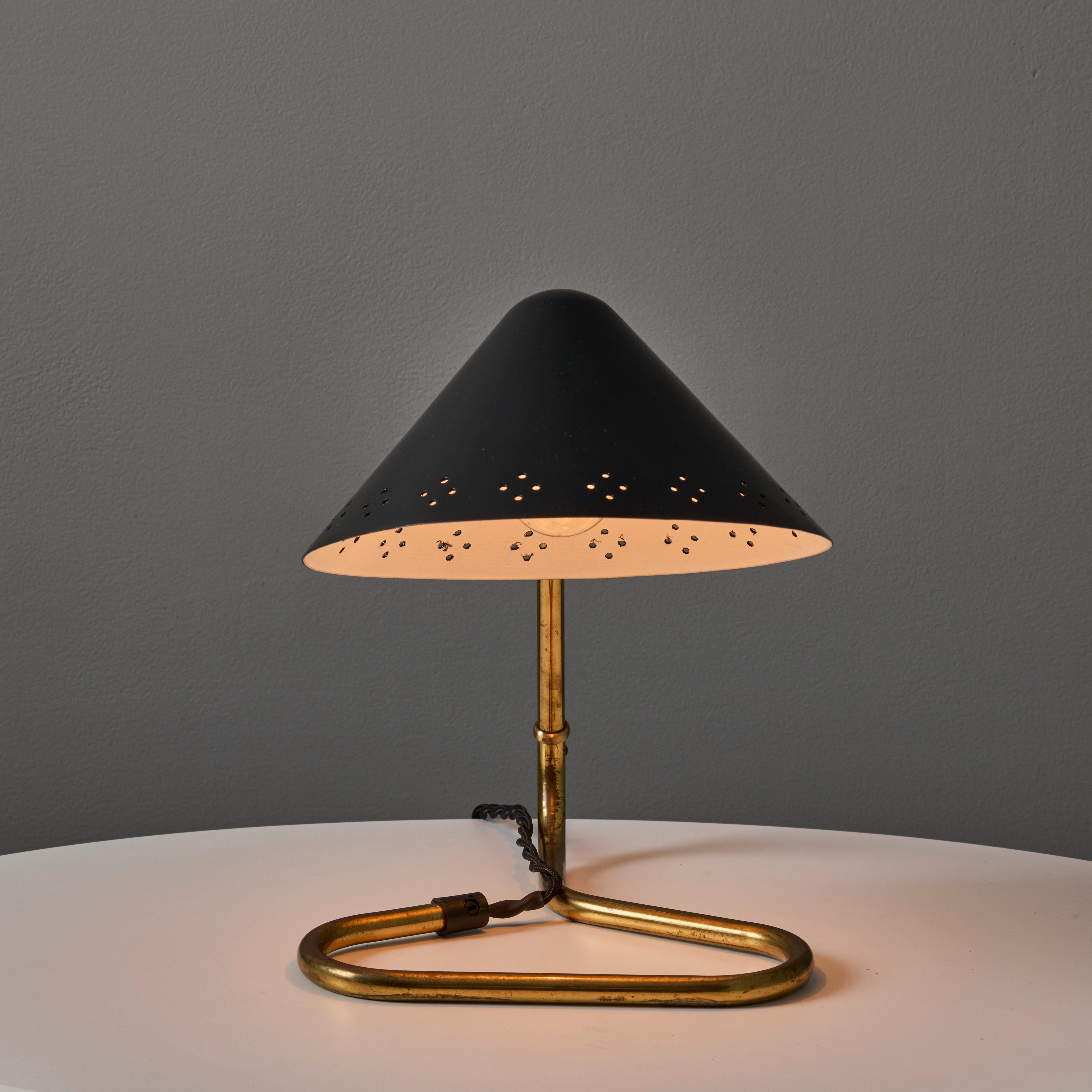 Paire de lampes de table Erik Warna 'GK14' des années 1950 à abat-jour perforé en noir et laiton en vente 4