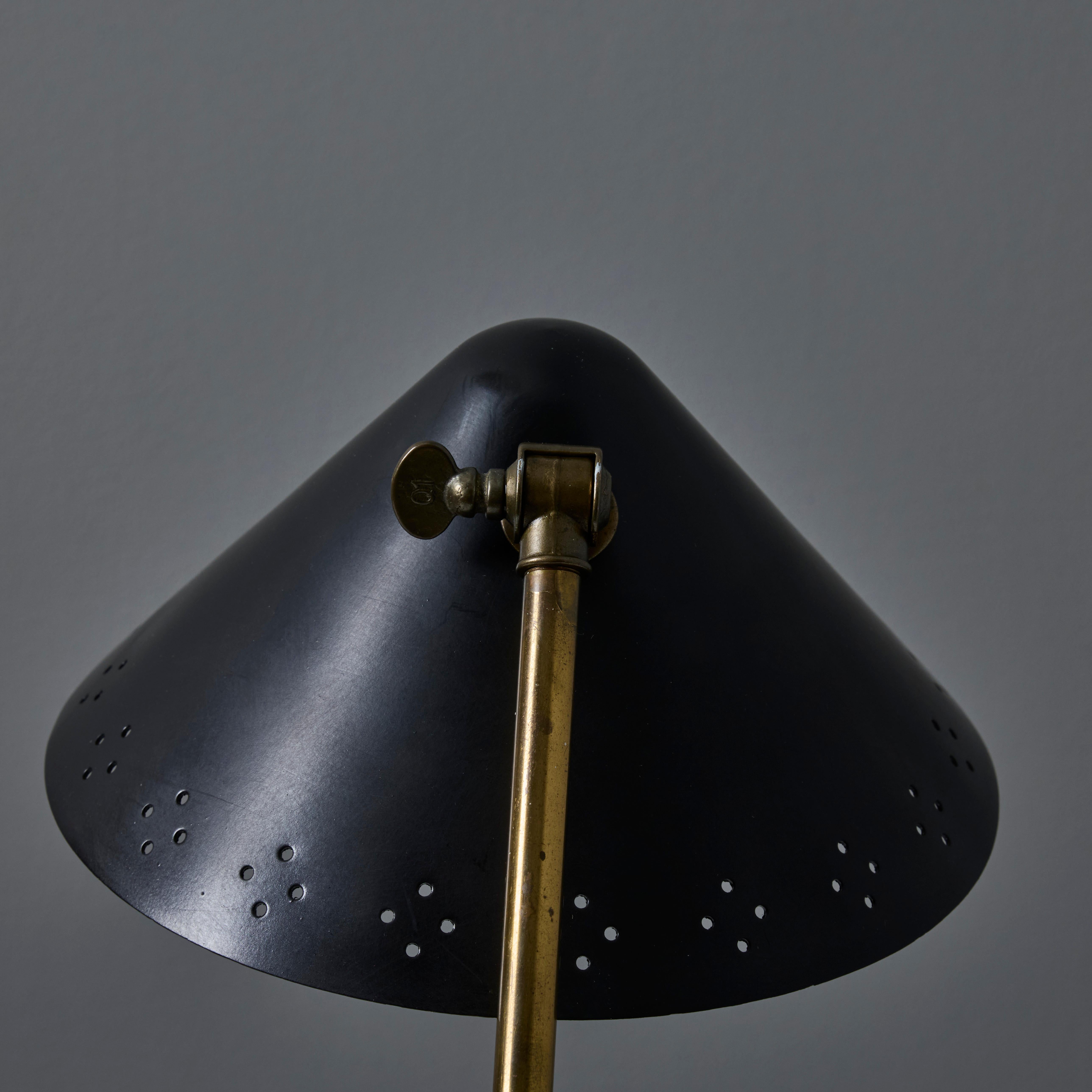 Paire de lampes de table Erik Warna 'GK14' des années 1950 à abat-jour perforé en noir et laiton en vente 6