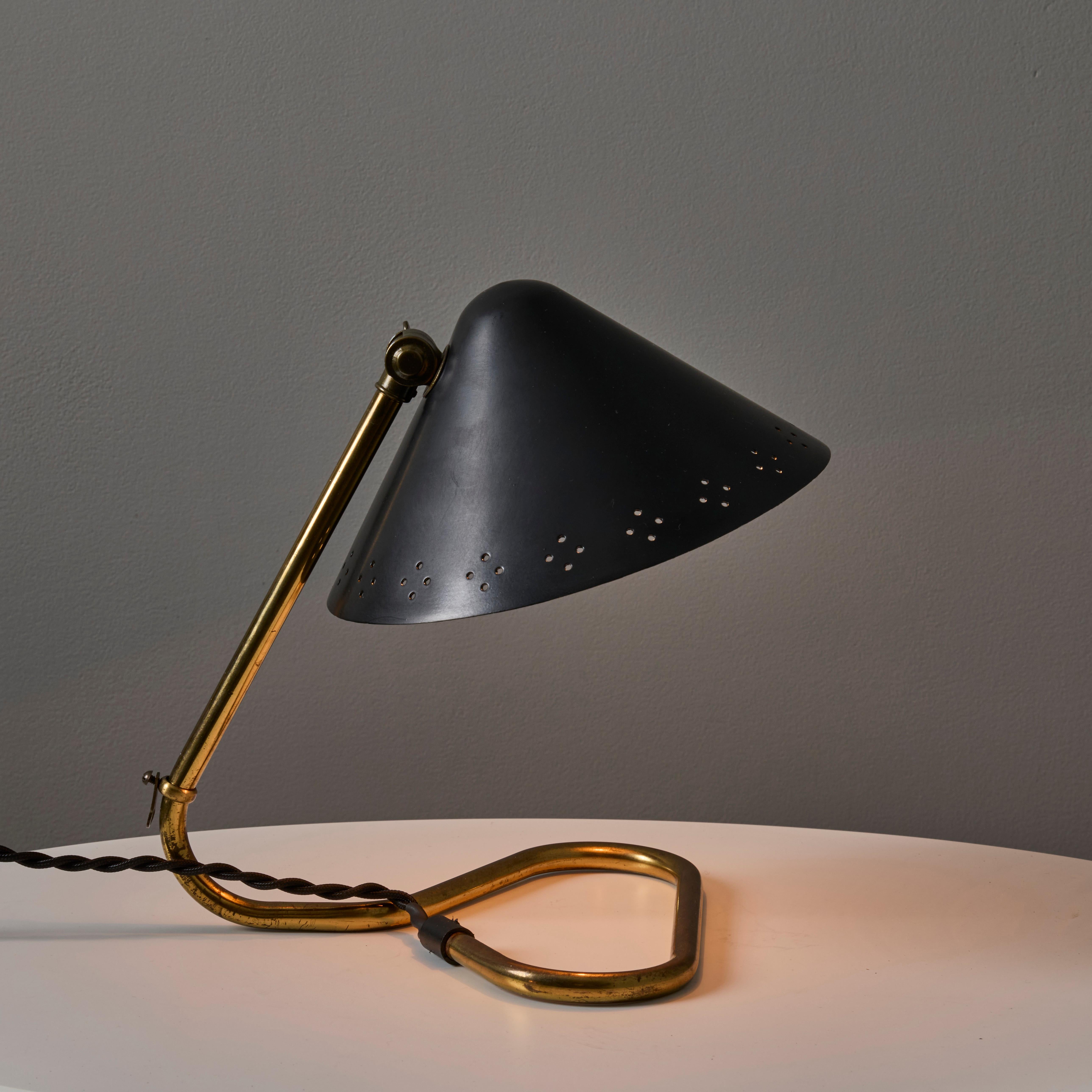 Paire de lampes de table Erik Warna 'GK14' des années 1950 à abat-jour perforé en noir et laiton en vente 5